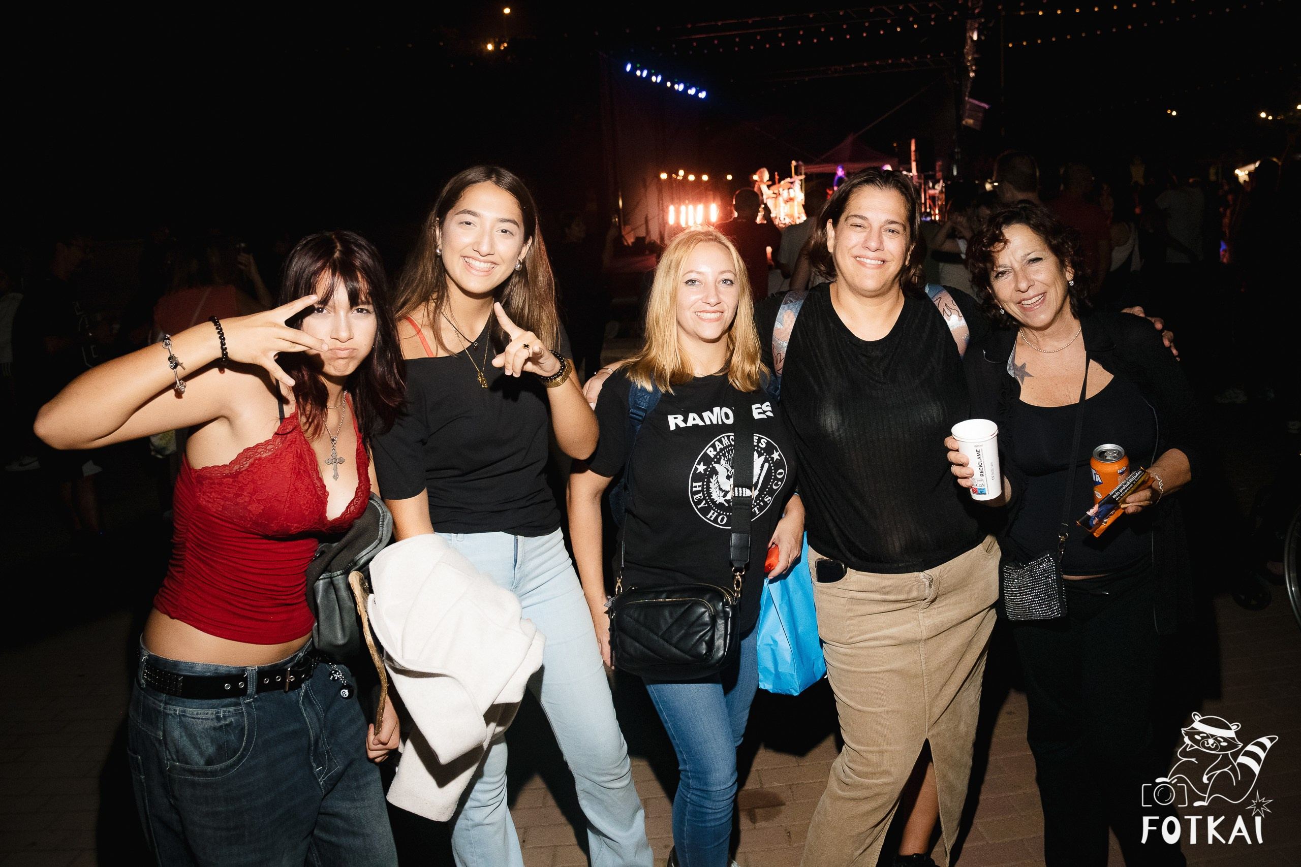 Фотоотчёт Street Food Market Torrevieja — Seguridad Social & Las Hienas DJs | FOTKAI