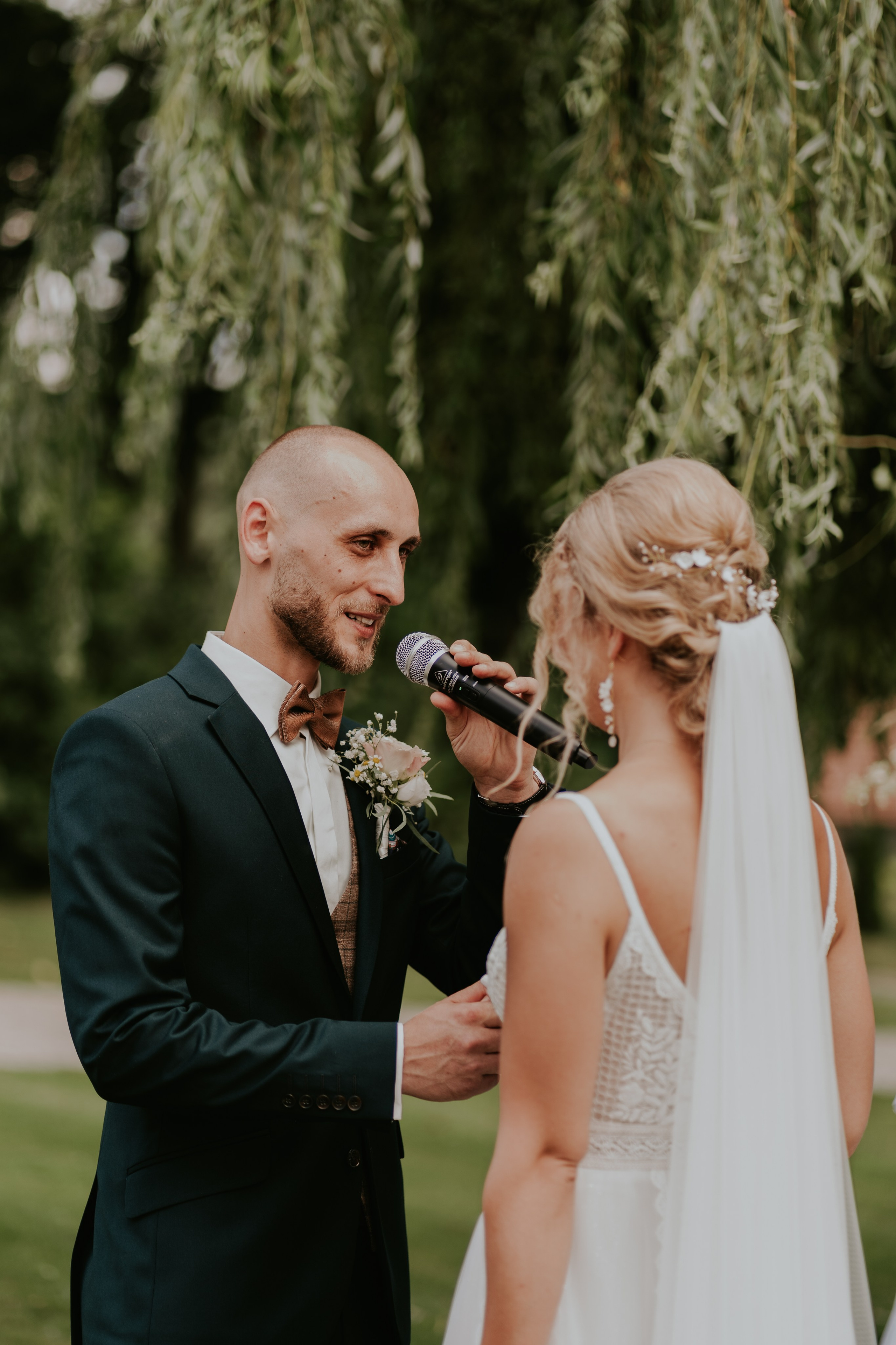 Dwór Wierzbno: plenerowy ślub pod wierzbą. Karkowskafoto - fotografia miłości