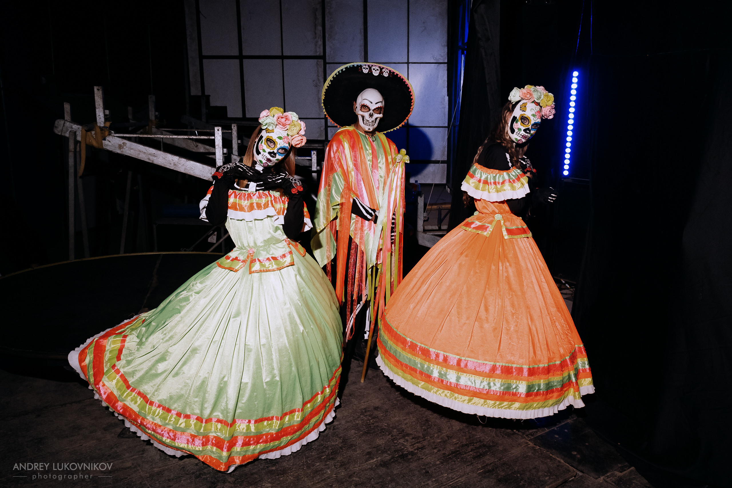 Sesión de fotos entre bastidores en El Circo Encantado: la vida de los artistas tras bambalinas