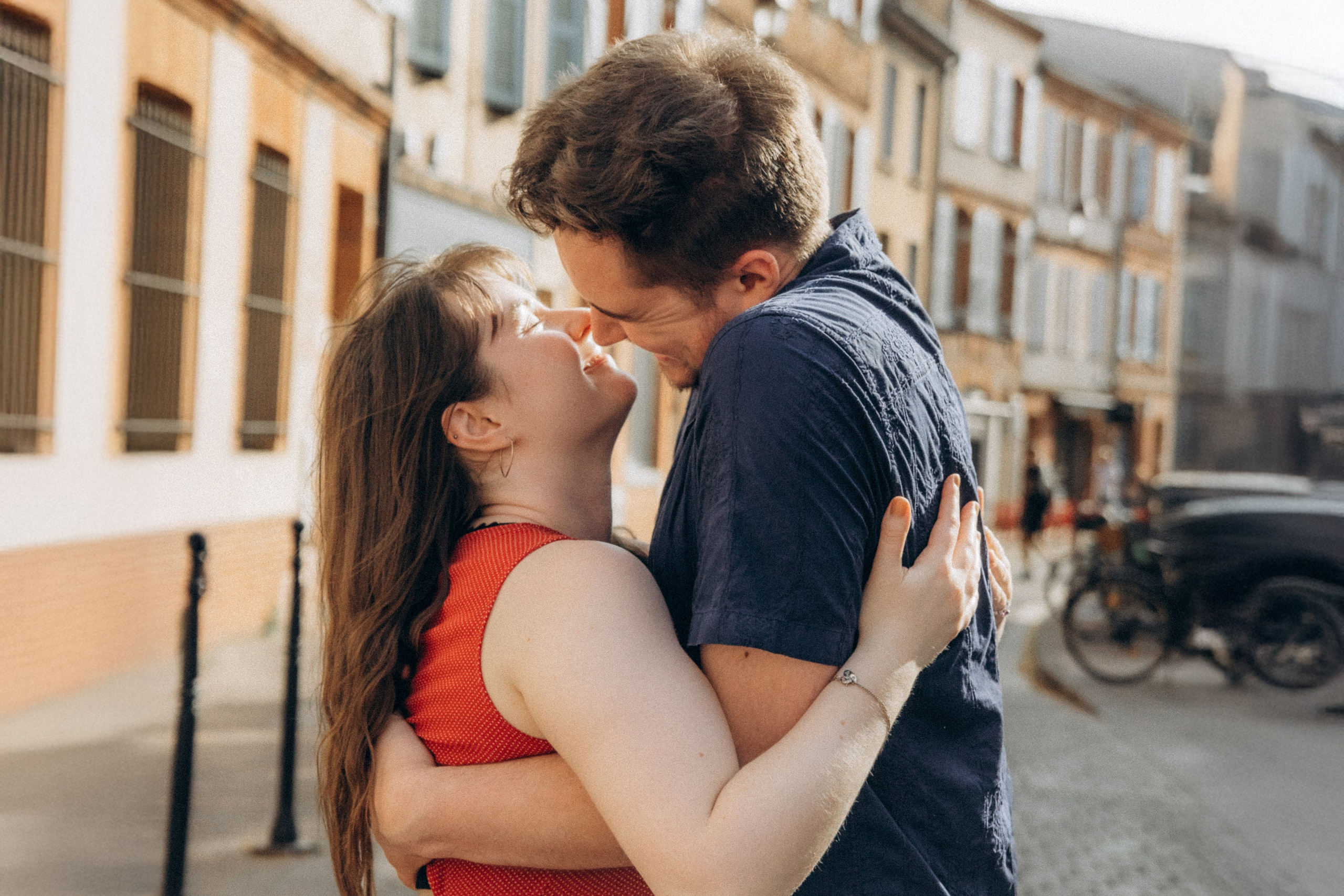 Surprise proposal photoshoot in Toulouse: romantic moment to remember. Eugénie Smirnova — your photographer in Toulouse and southwest France