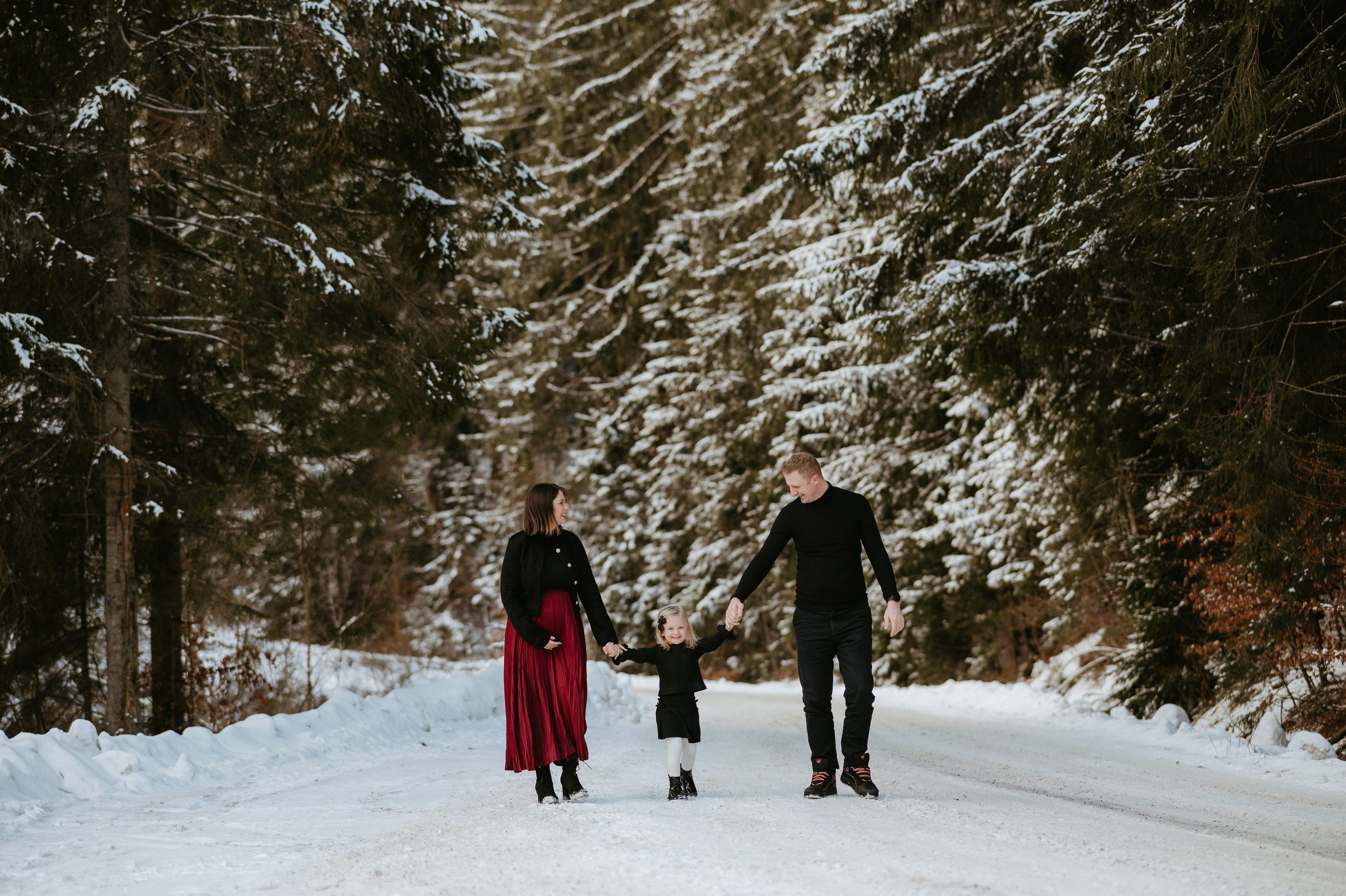 Ședință Foto de Familie la Munte – Fotografii de Iarnă în Lupcina. Valentin Melen - fotograf de nunta 🤍