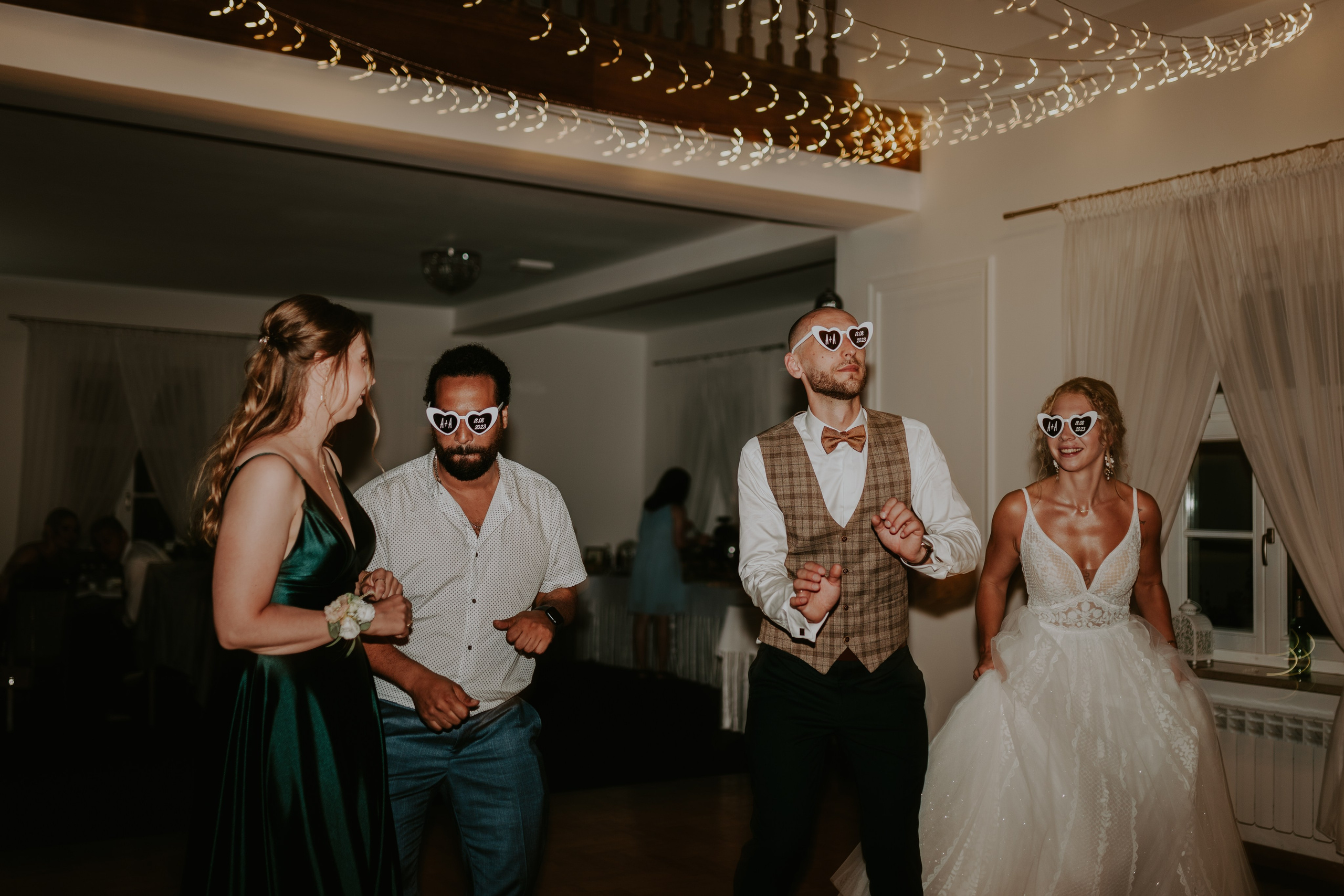 Dwór Wierzbno: plenerowy ślub pod wierzbą. Karkowskafoto - fotografia miłości