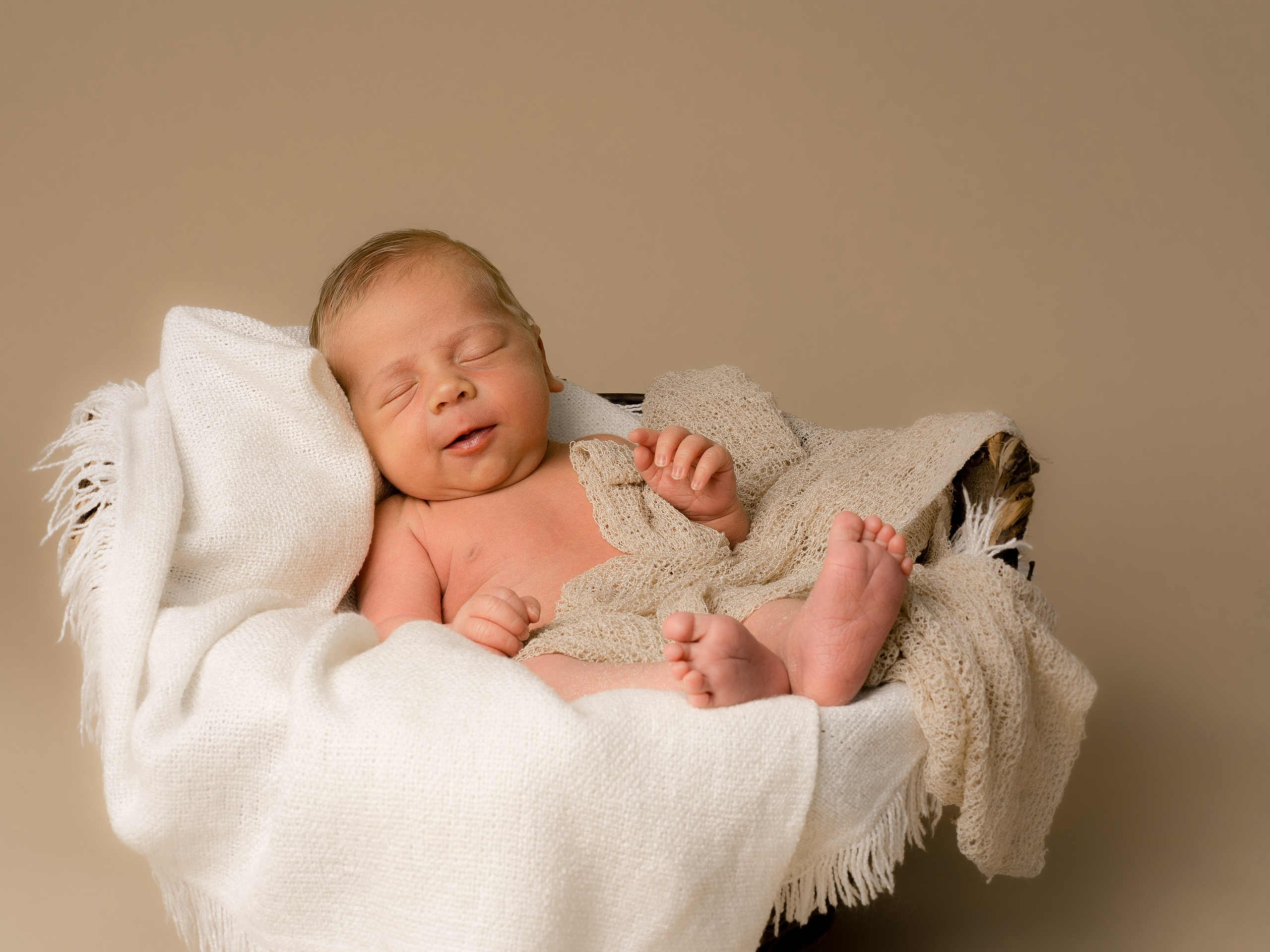 Baby liegt friedlich in einem Korb und schläft