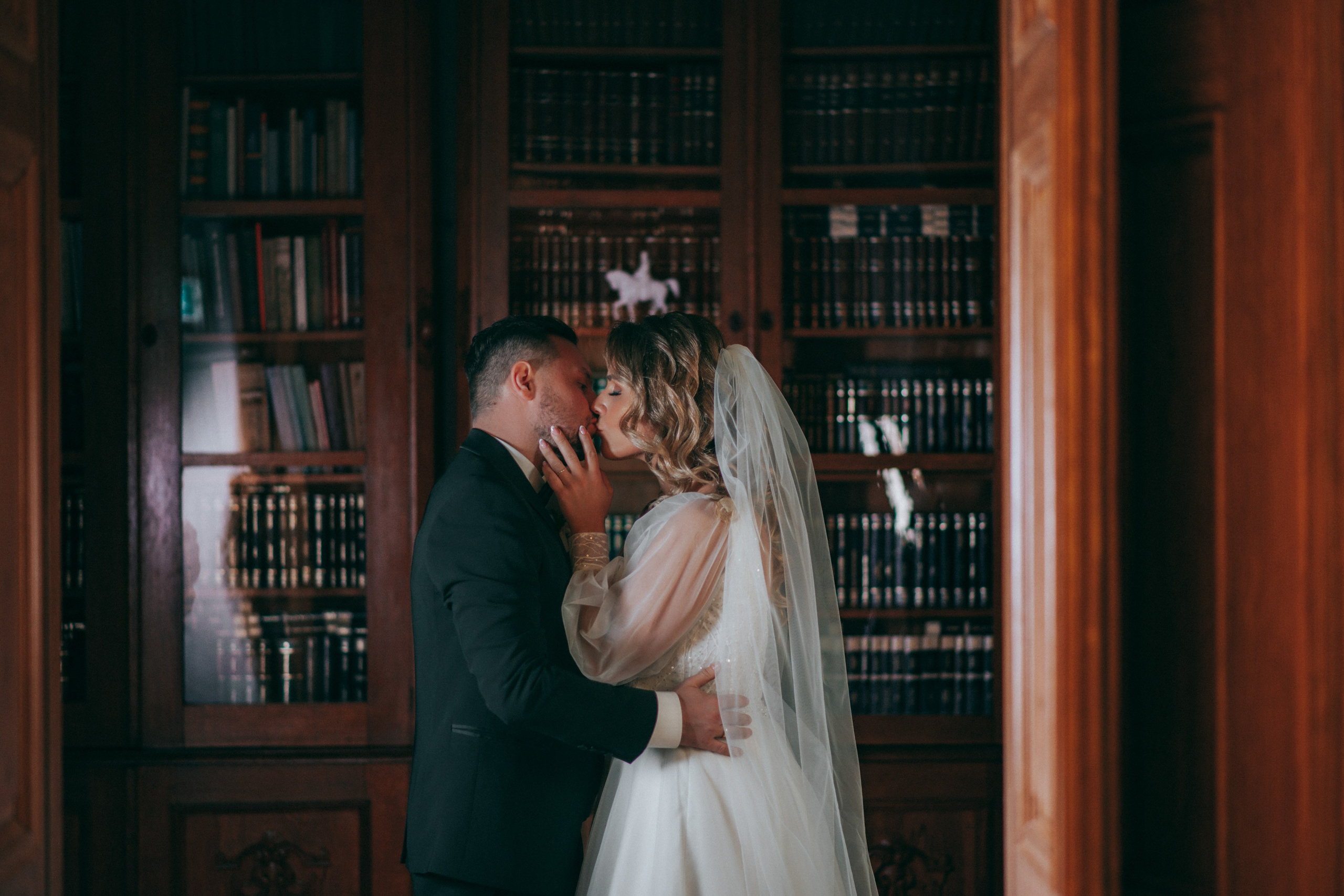 Vestuvių fotosesija, ceremonija, Vestuvių pasiruošimo fotografavimas. Vestuvių fotografas Vilnius Trakai kaina vestuvių fotografavimas fotografė personal.lt photogrpahy kainos jaunoji jaunikis nuotaka santuoka vestuvės, profesionali natūrali meninė reportažinė klasikinė fotosesija, vestuvių fotosesija gamtoje dvare