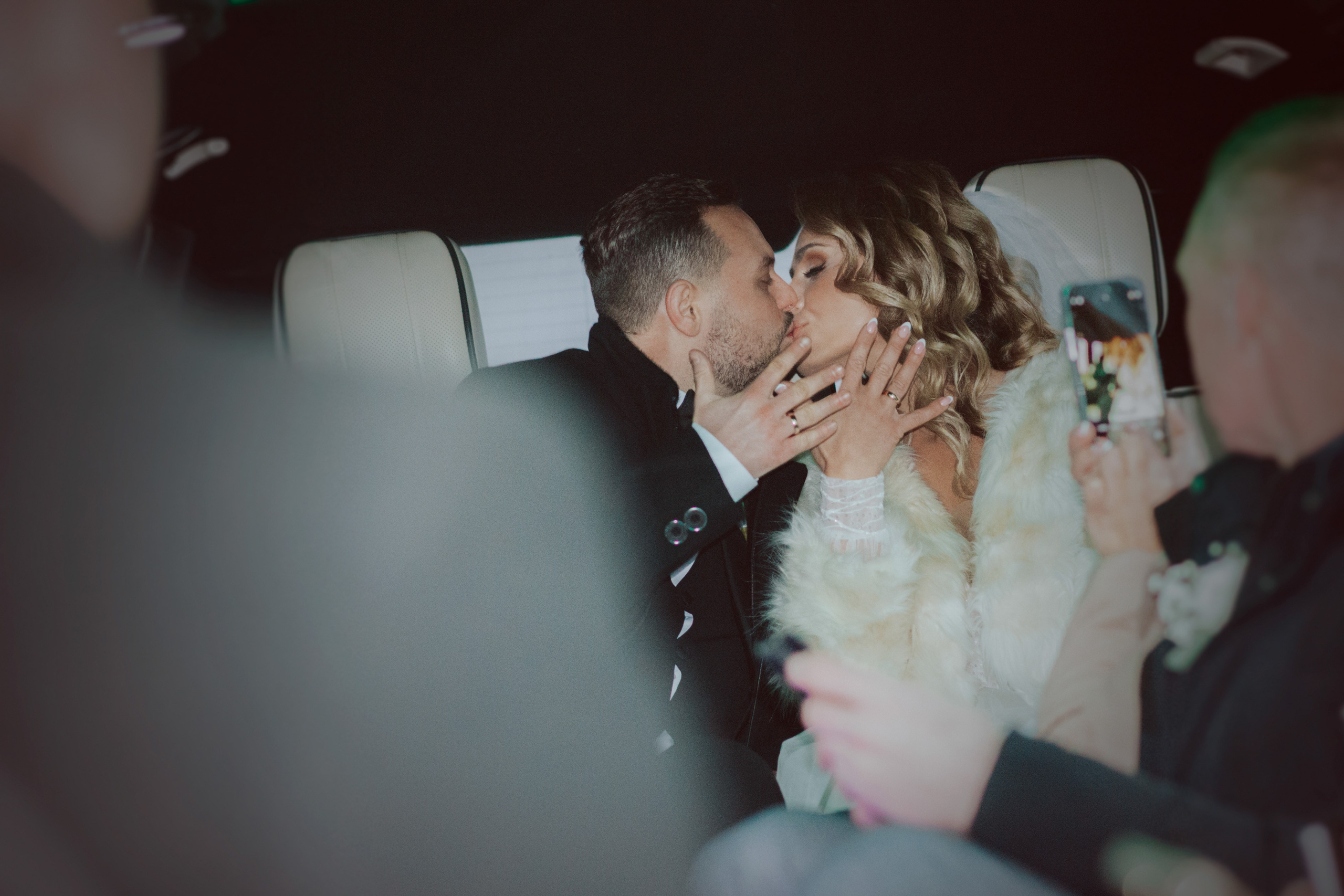 Vestuvių fotosesija, ceremonija, Vestuvių pasiruošimo fotografavimas. Vestuvių fotografas Vilnius Trakai kaina vestuvių fotografavimas fotografė personal.lt photogrpahy kainos jaunoji jaunikis nuotaka santuoka vestuvės, profesionali natūrali meninė reportažinė klasikinė fotosesija