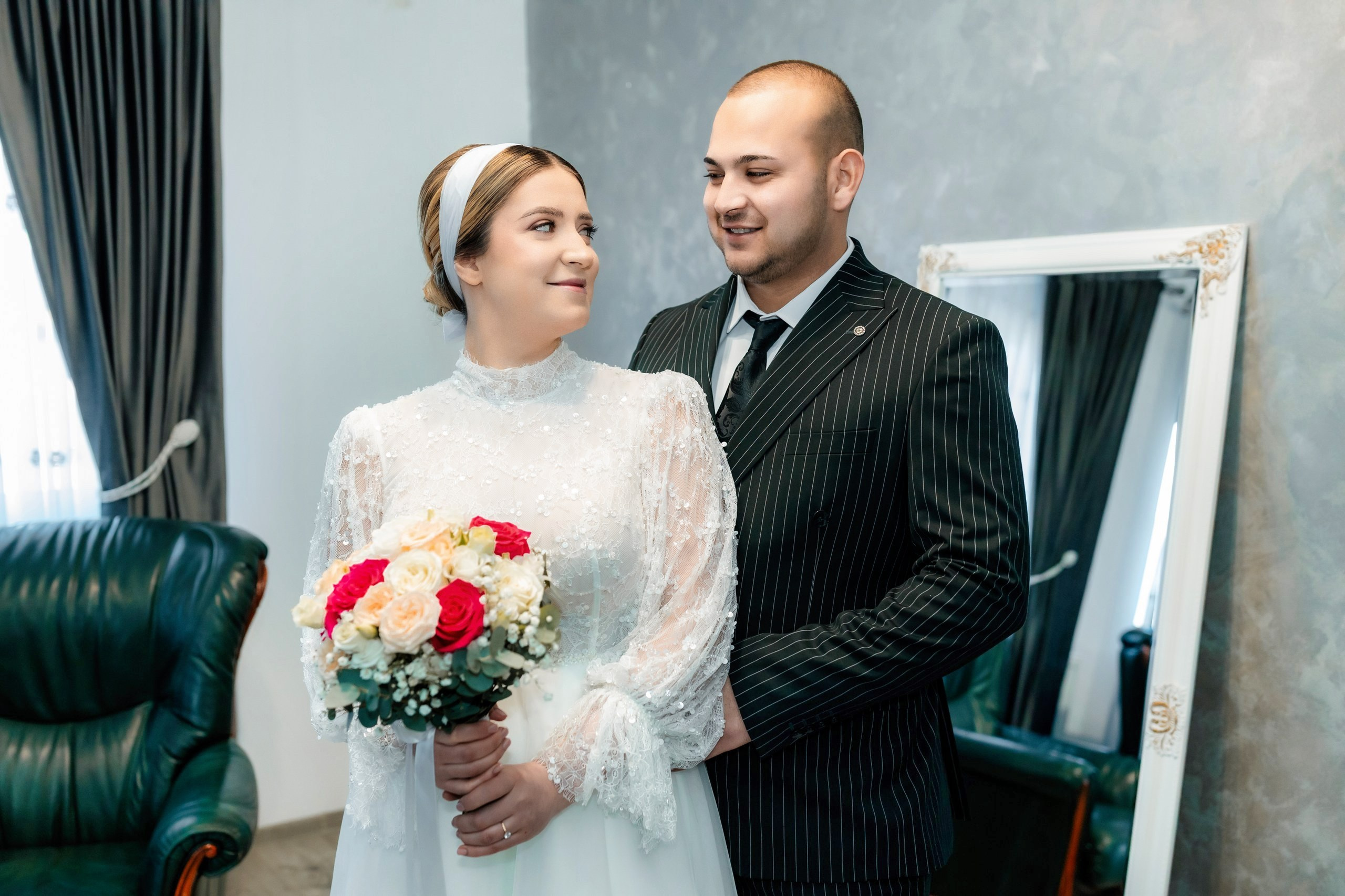 Fotograf nuntă Târgu Neamț – Samuel și Roxana, fotografie autentică realizată de AlinoFotoStudio 2. Fotograf nuntă Iași, Bacău, Suceava și Botoșani – Alin Chirilă surprinzând momente reale de nuntă 3. Fotografie de nuntă cu emoție și credință – AlinoFotoStudio, fotograf povestitor 4. Fotograf profesionist nuntă în Moldova – cadre naturale și pline de emoție 5. Alin Chirilă fotograf nuntă – poveste reală surprinsă prin fotografie 6. Fotograf nuntă cu stil documentar – momente autentice din ziua nunții Pregătiri mireasă acasă – fotografie naturală realizată de Alin Chirilă fotograf nuntă 8. Detalii din ziua nunții – fotograf nuntă Iași și Botoșani, AlinoFotoStudio 9. Emoții din dimineața nunții – fotograf profesionist Moldova 10. Cadre autentice din pregătiri – fotograf nuntă Suceava și Bacău Ceremonie religioasă nuntă – moment emoționant surprins de fotograf Alin Chirilă 12. Nuntă cu valori creștine – fotografie din biserică realizată cu discreție 13. Rugăciune și emoție în ziua nunții – fotograf nuntă Târgu Neamț 14. Legământ în fața lui Dumnezeu – fotografie de nuntă autentică 15. Fotograf nuntă biserică – momente sincere și pline de semnificație Petrecere de nuntă – cadre naturale realizate de AlinoFotoStudio 17. Bucurie și dans la nuntă – fotograf nuntă Iași și împrejurimi 18. Momente autentice de la restaurant – fotograf nuntă Bacău Suceava 19. Atmosferă de nuntă surprinsă discret – Alin Chirilă fotograf -AlinoFotoStudio – fotograf nuntă cu abordare naturală și emoțională 21. Alin Chirilă fotograf – povestitor prin fotografie de nuntă 22. Fotograf nuntă în Moldova – stil documentar și autentic 23. Fotografie de nuntă sinceră și elegantă – AlinoFotoStudio- Fotograf nuntă Iași Bacău Suceava Botoșani – Alin Chirilă AlinoFotoStudio 26. Fotograf nuntă Târgu Neamț și Moldova – fotografie profesională de eveniment 27. Fotograf nuntă cu valori creștine și stil documentar – AlinoFotoStudio - Alin Chirilă – AlinoFotoStudio Fotograf nuntă Iași • Bacău • Suceava • Botoșani - Samuel & Roxana, Târgu Neamț -Momente reale, trăite sincer și păstrate pentru totdeauna.