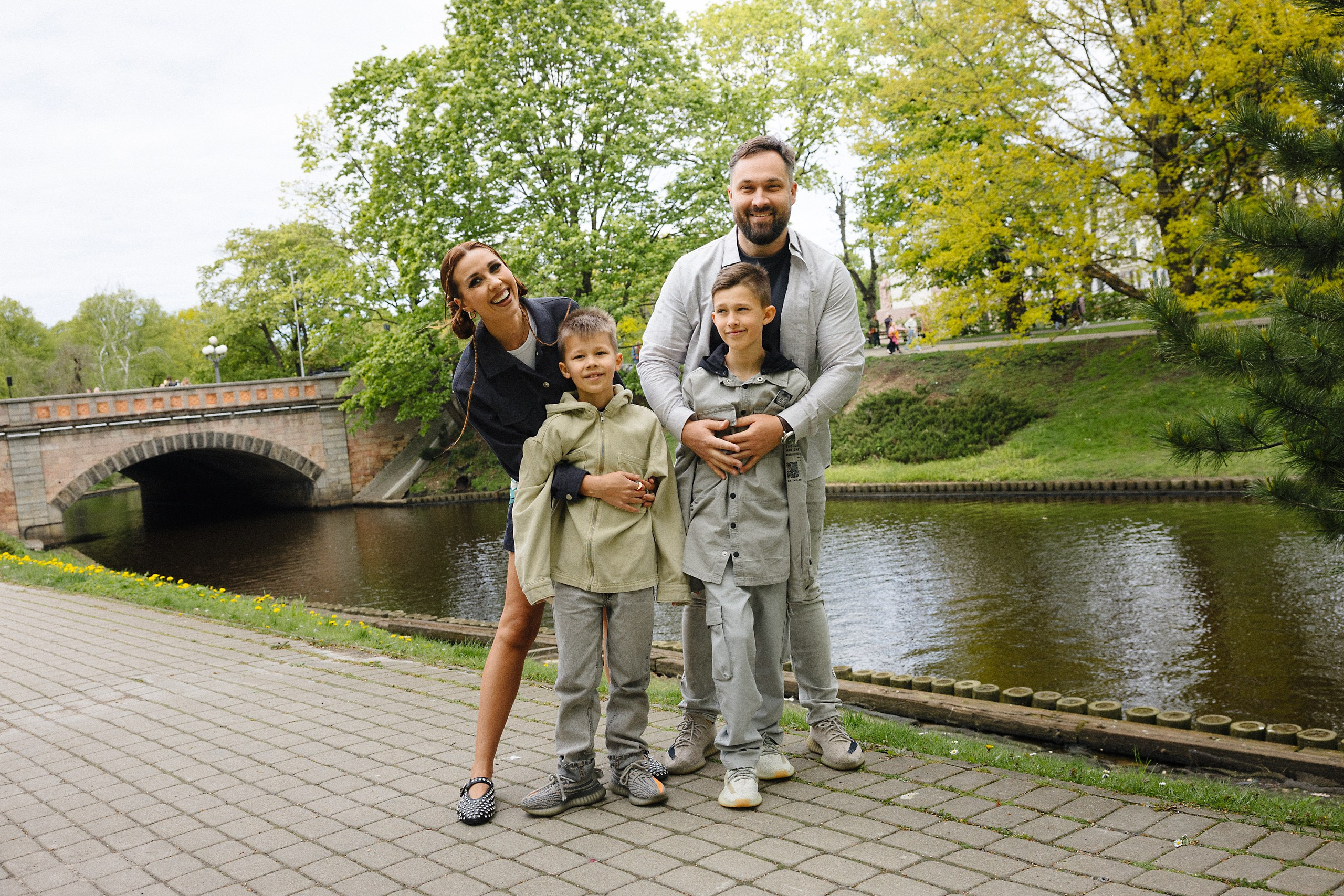 Семейная фотосессия в парке — прогулка с мужем и двумя сыновьями в живых кадрах. Евгений Тимофеев | Свадебный и контент-фотограф и видеограф в Риге