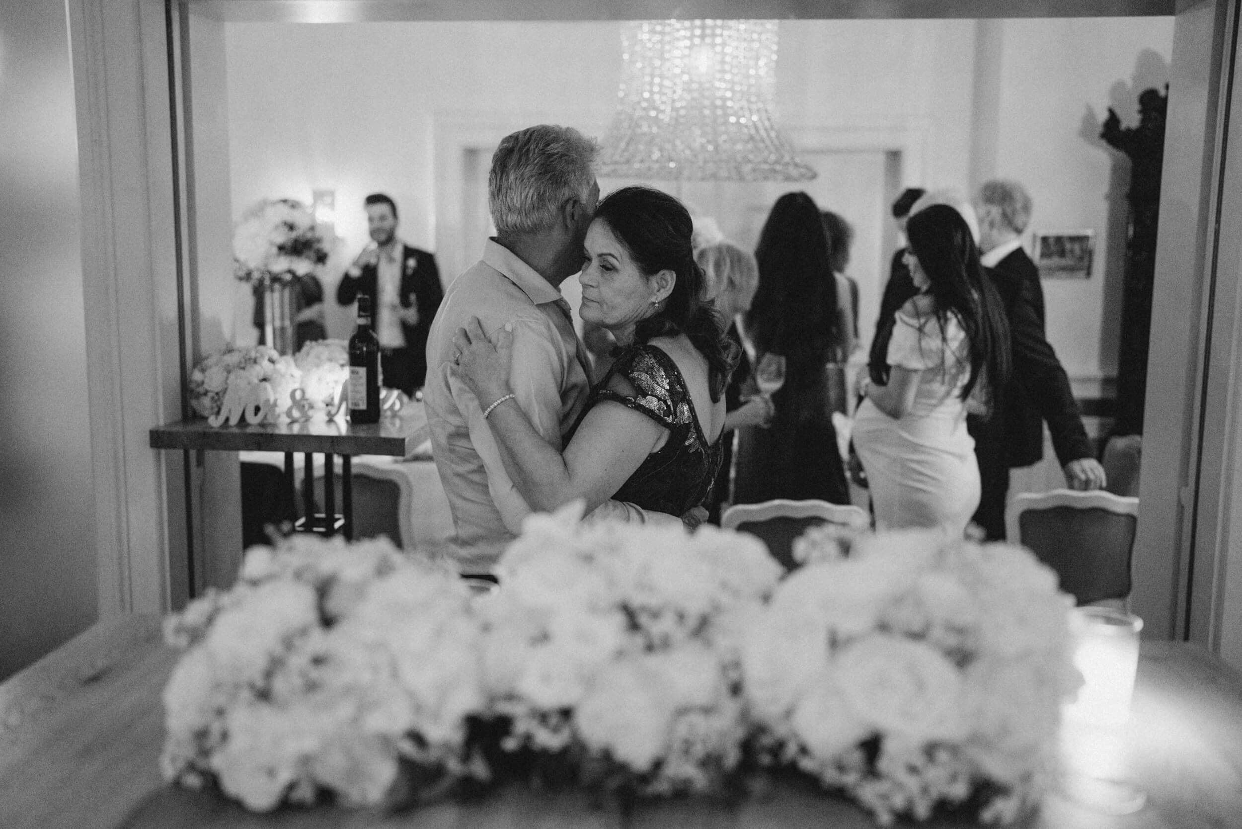 Black and white couple dancing at Käfer Stammhaus Munich reception