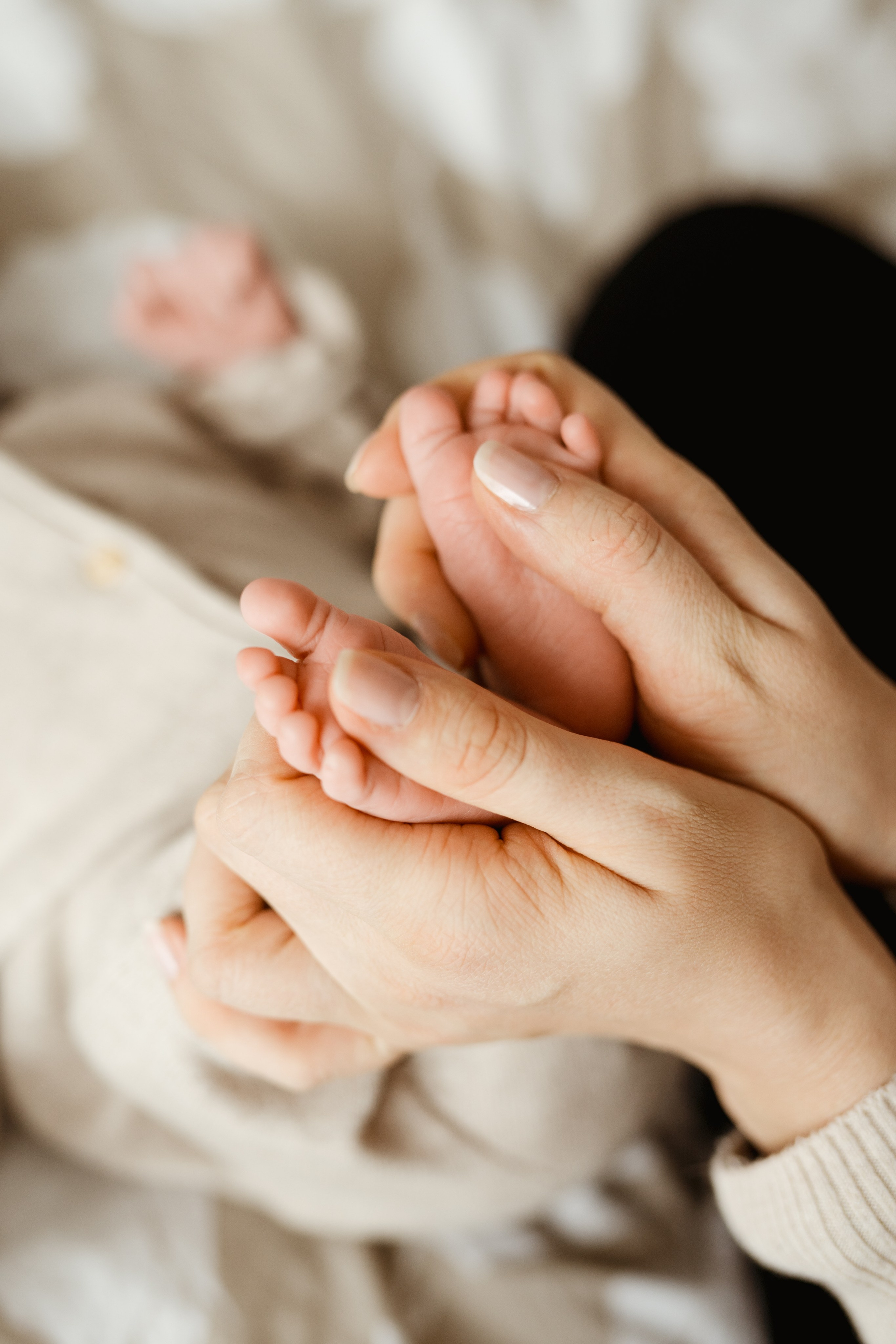 Delikatne ujęcie maleńkich stópek noworodka – fotograf rodzinny Łódź