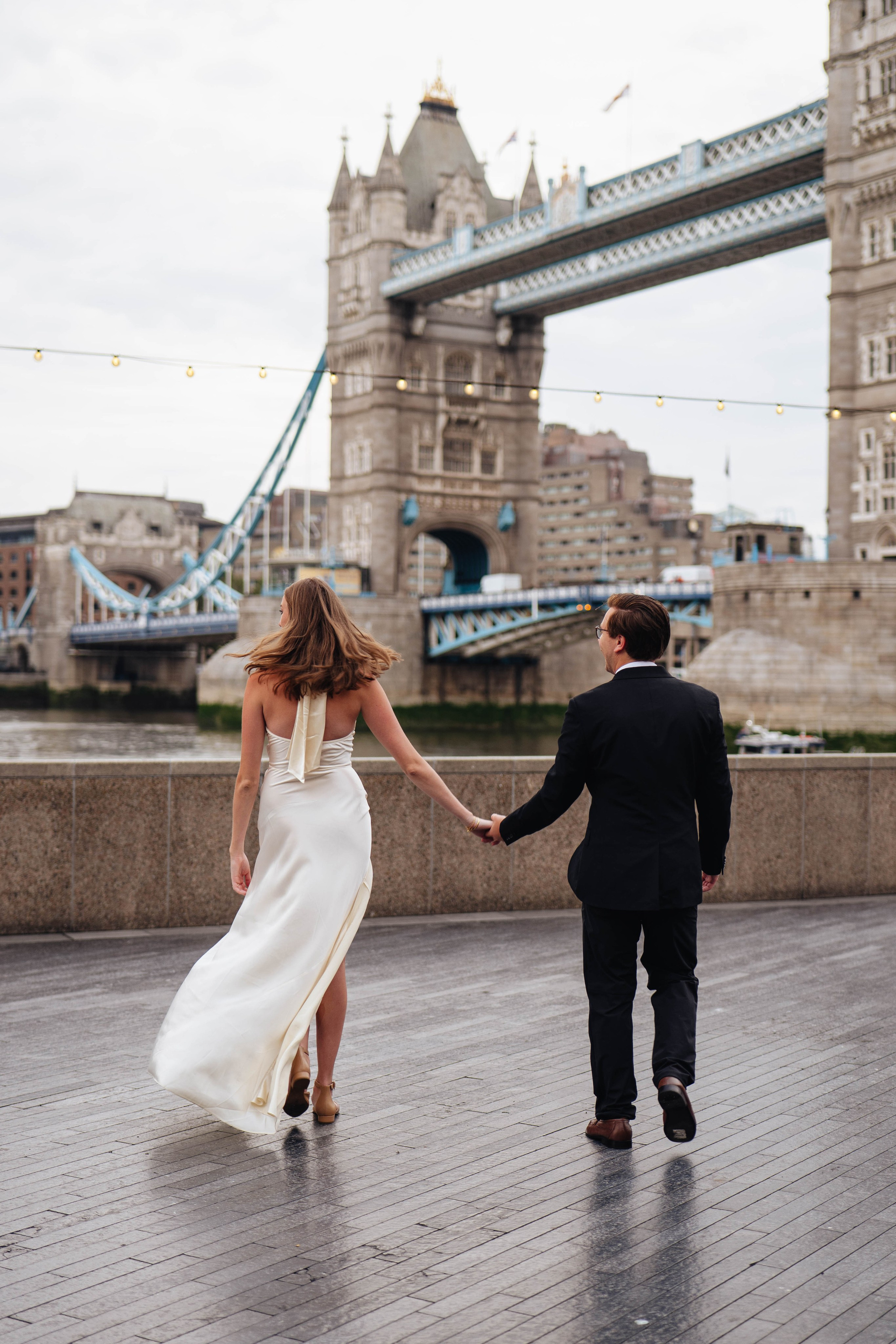 Love near Tower. Wedding and family photographer in London