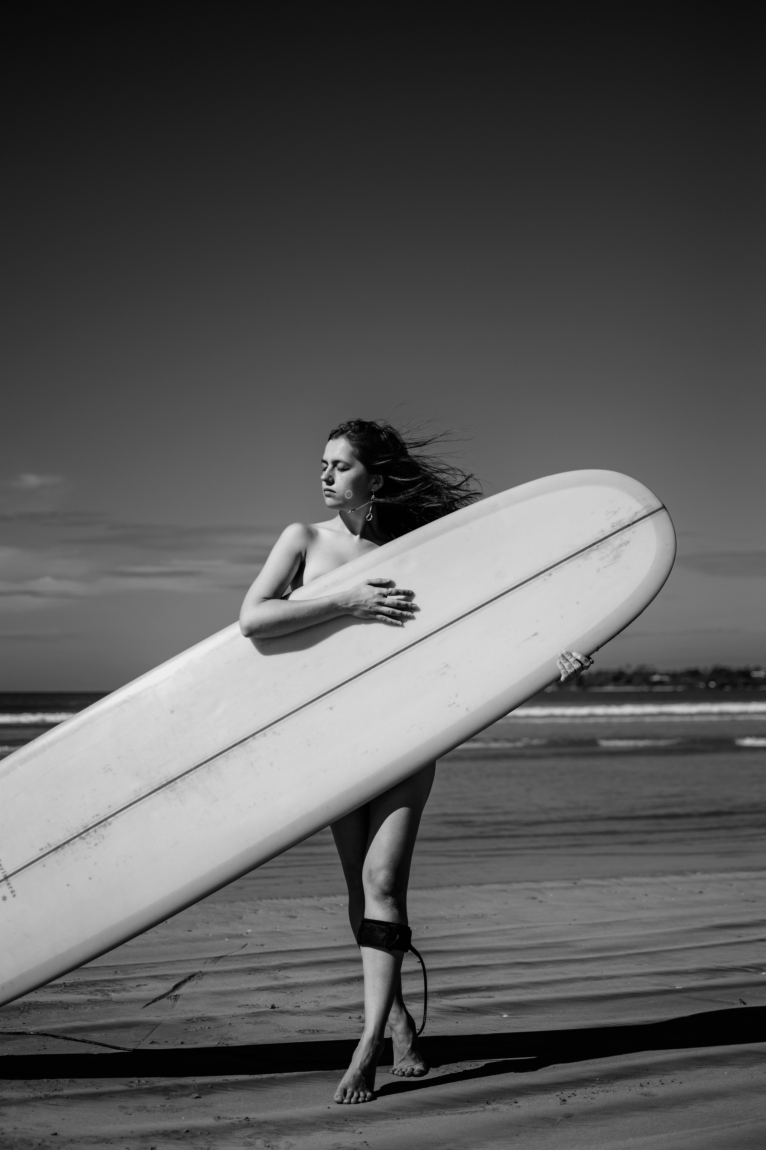 Photoshoot with a surfboard | BW