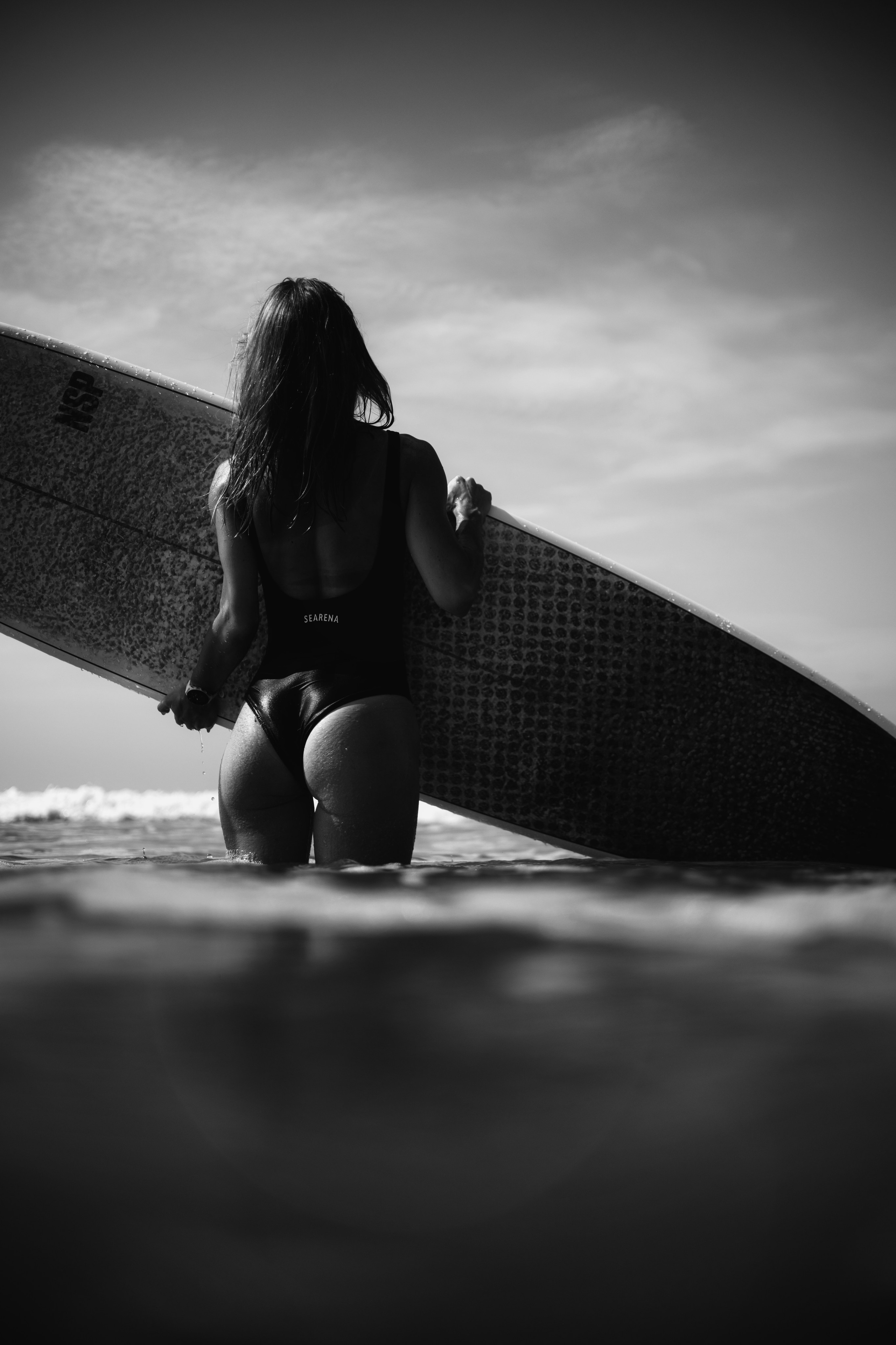 Photoshoot with a surfboard | BW