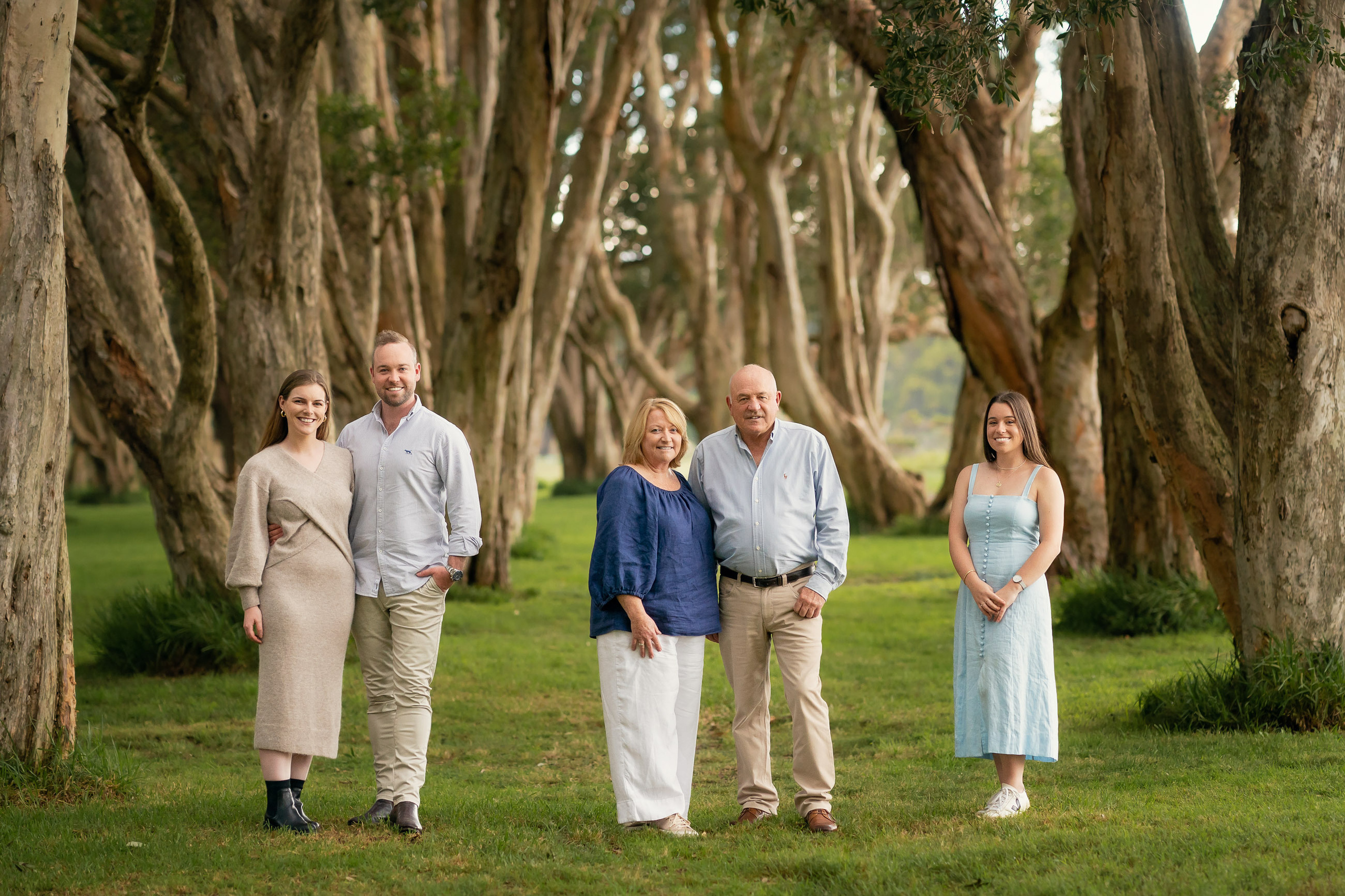 Extended large family photoshoot photography in Sydney, park - with adult kids