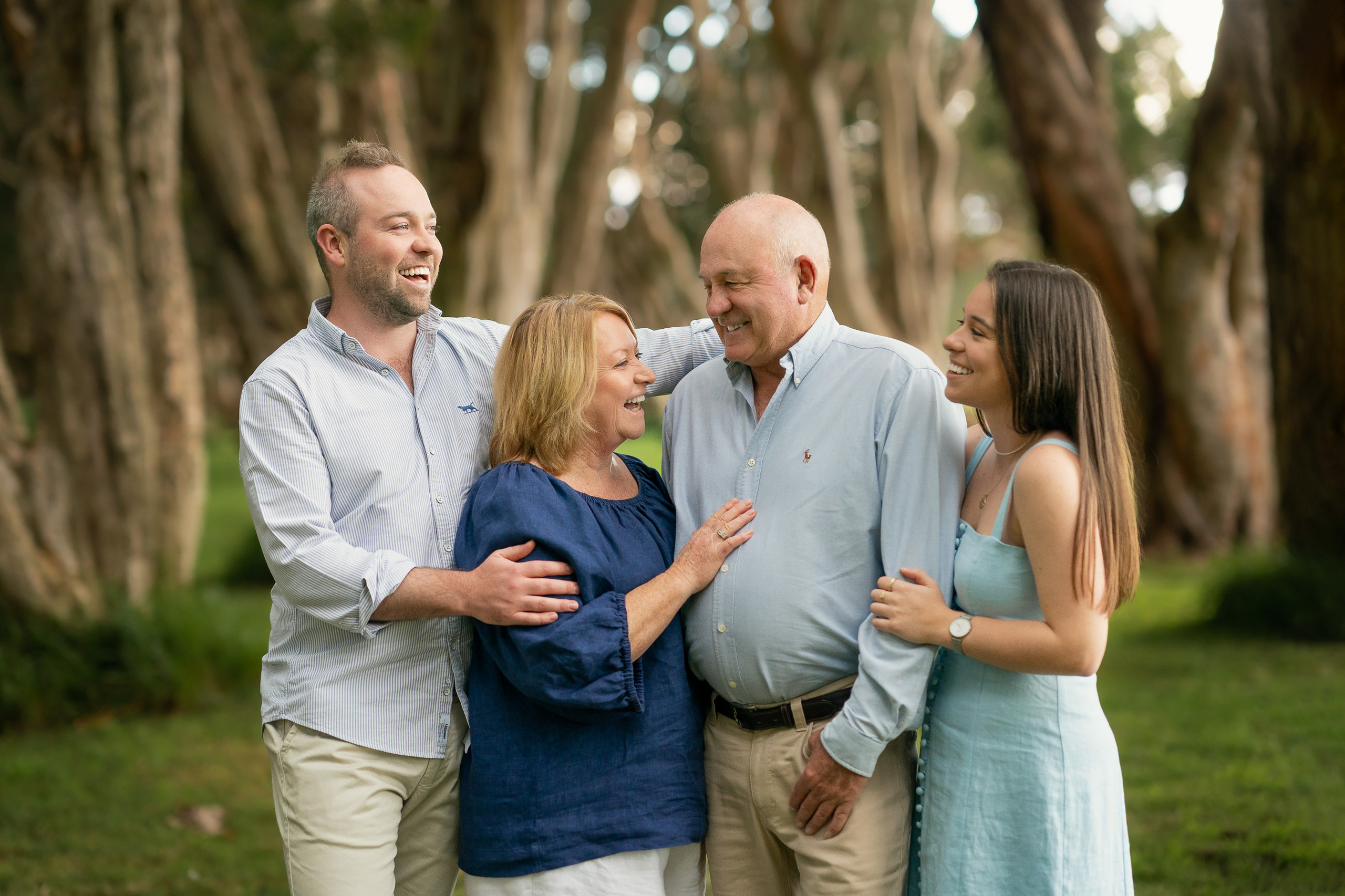 Extended large family photoshoot photography in Sydney, park - with adult kids
