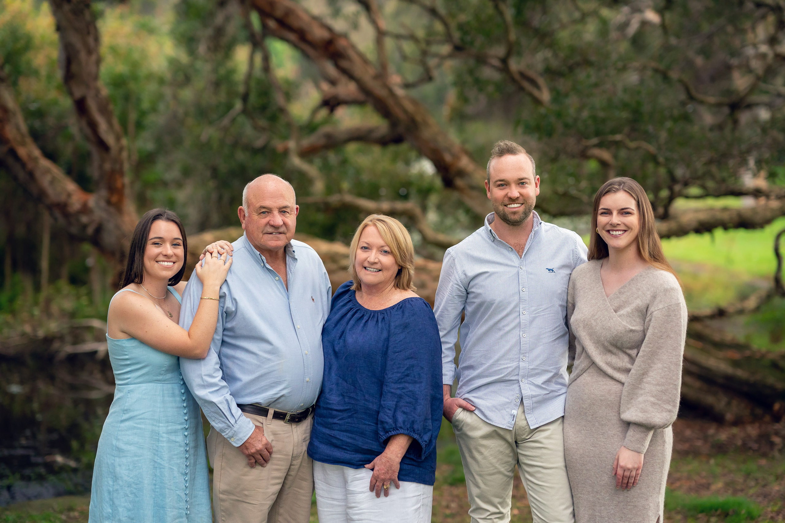 Extended large family photoshoot photography in Sydney, park - with adult kids
