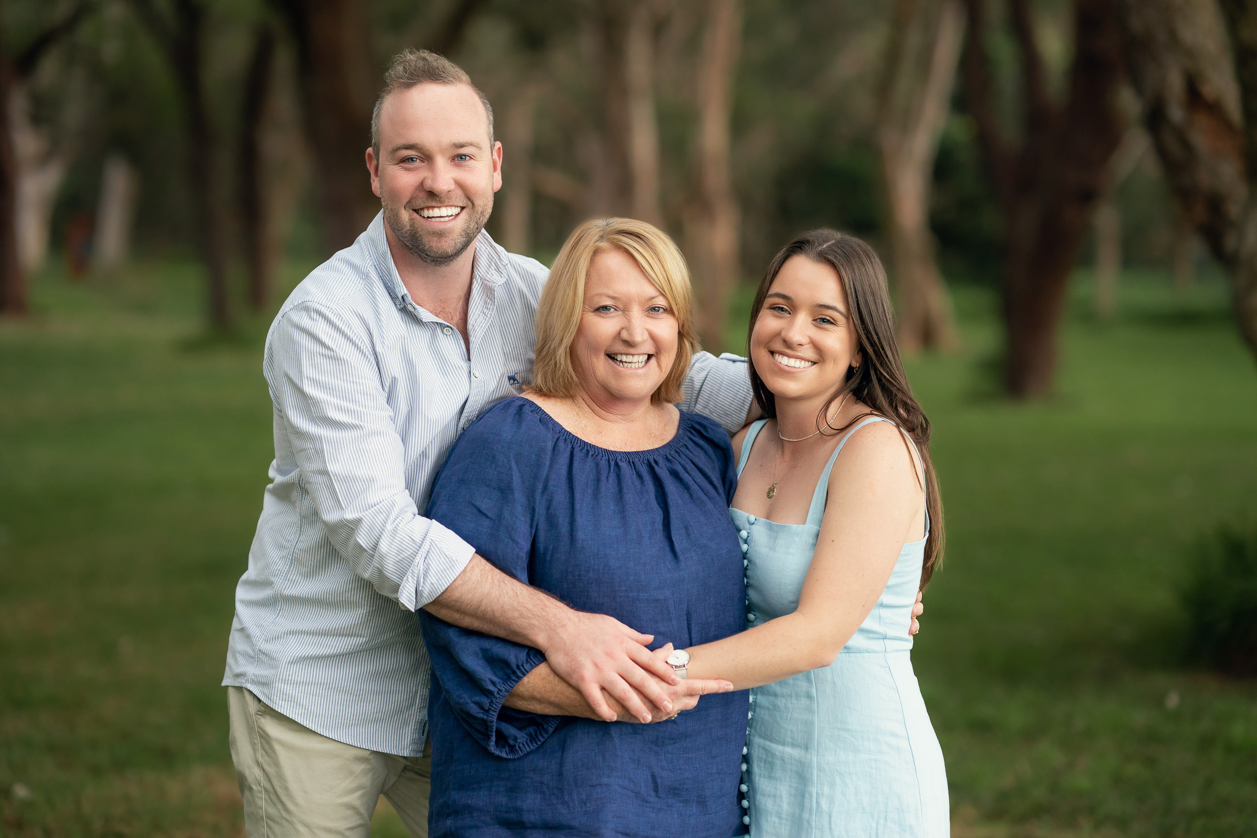 Extended large family photoshoot photography in Sydney, park - with adult kids