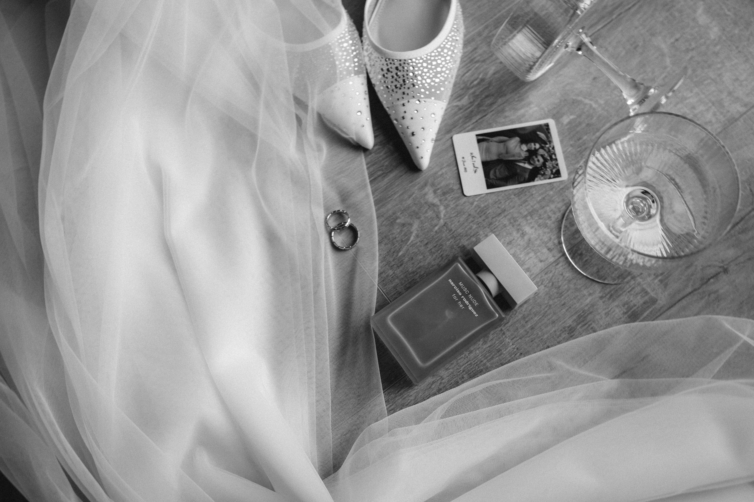 Compoziție alb-negru cu elemente din garderoba miresei la pregătirile din Comănești.