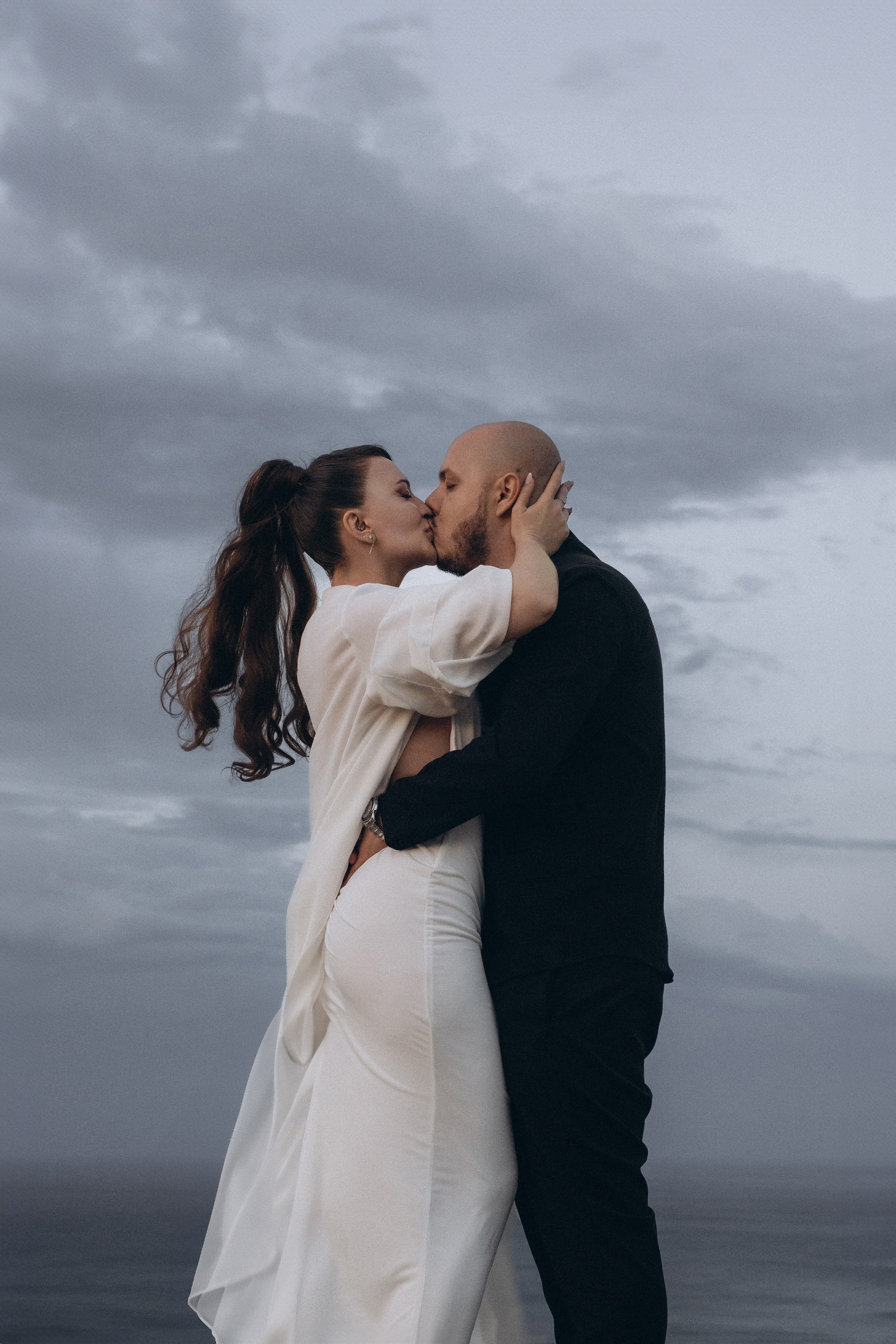 Coppia che si bacia al mare durante un matrimonio intimo, fotografia romantica di matrimonio a Rimini Emilia-Romagna