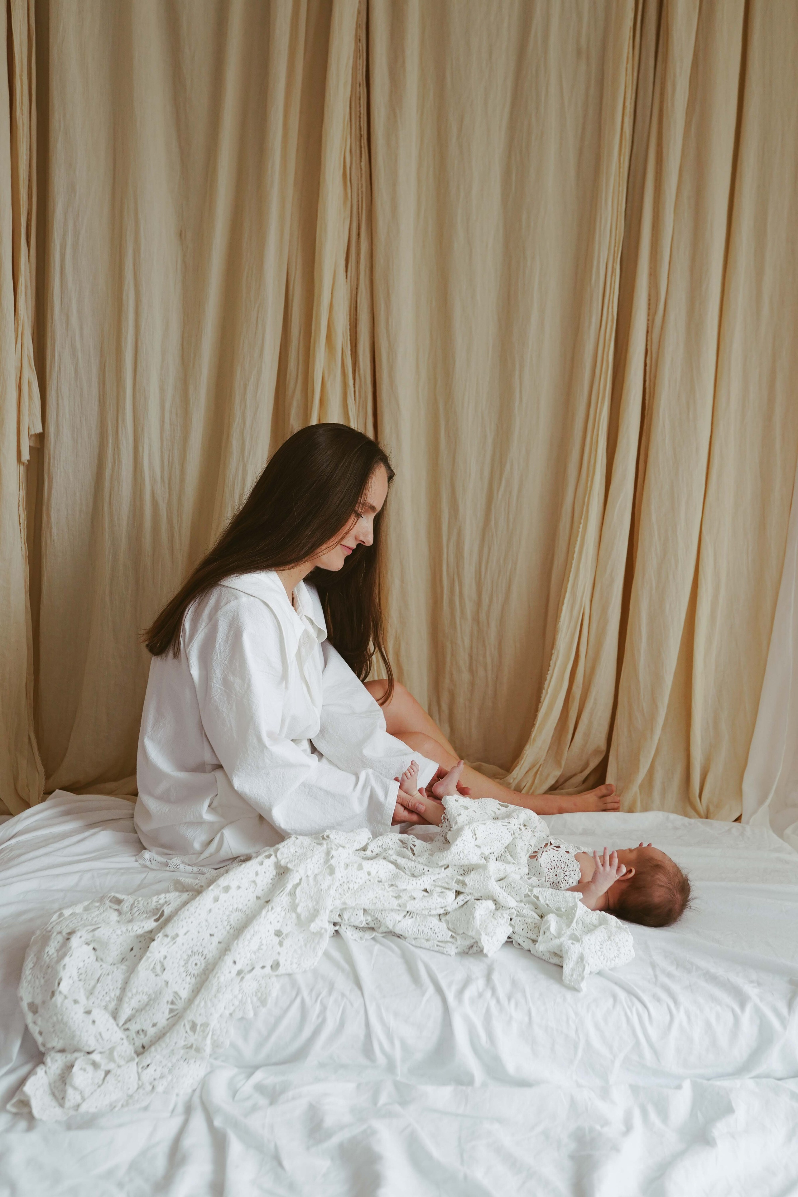 Inspira sesiune foto nou-nascut. Madalina Beda- Artist vizual, fotograf, doula la nastere, consultant babywearing Brasov si in toata tara
