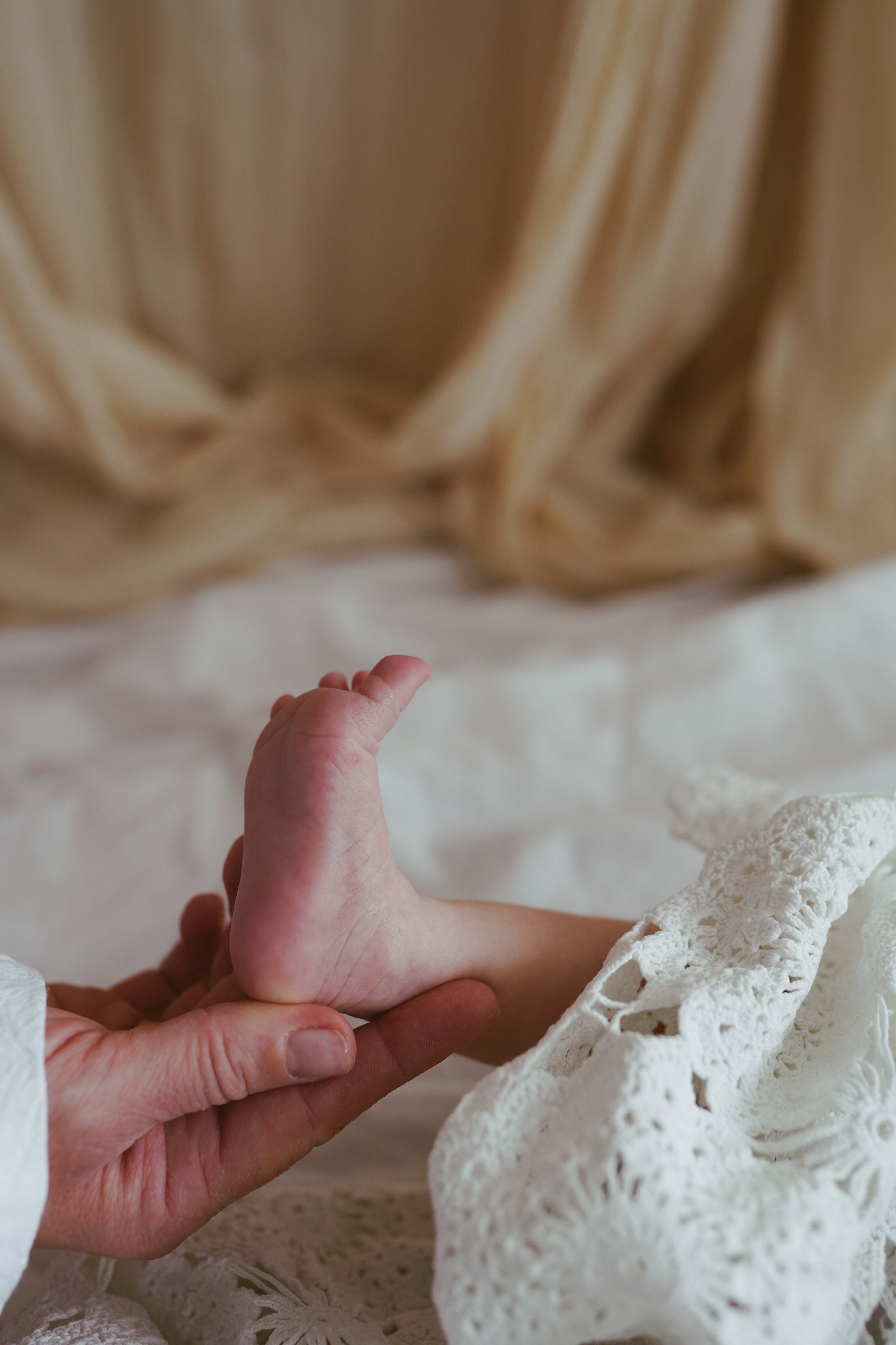 Inspira sesiune foto nou-nascut. Madalina Beda- Artist vizual, fotograf, doula la nastere, consultant babywearing Brasov si in toata tara