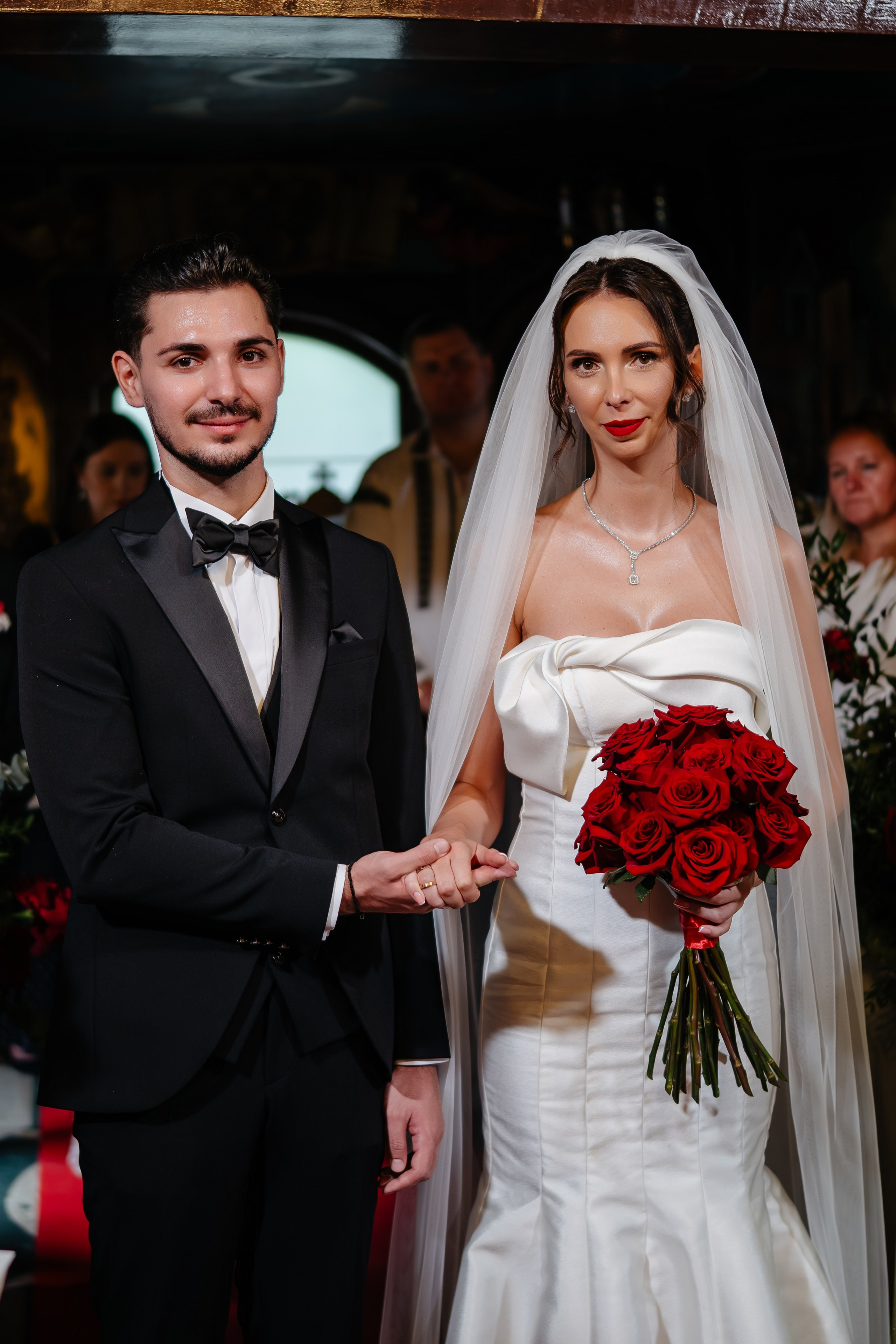 Mirii privindu-se cu drag în timpul unui moment relaxat din biserică.