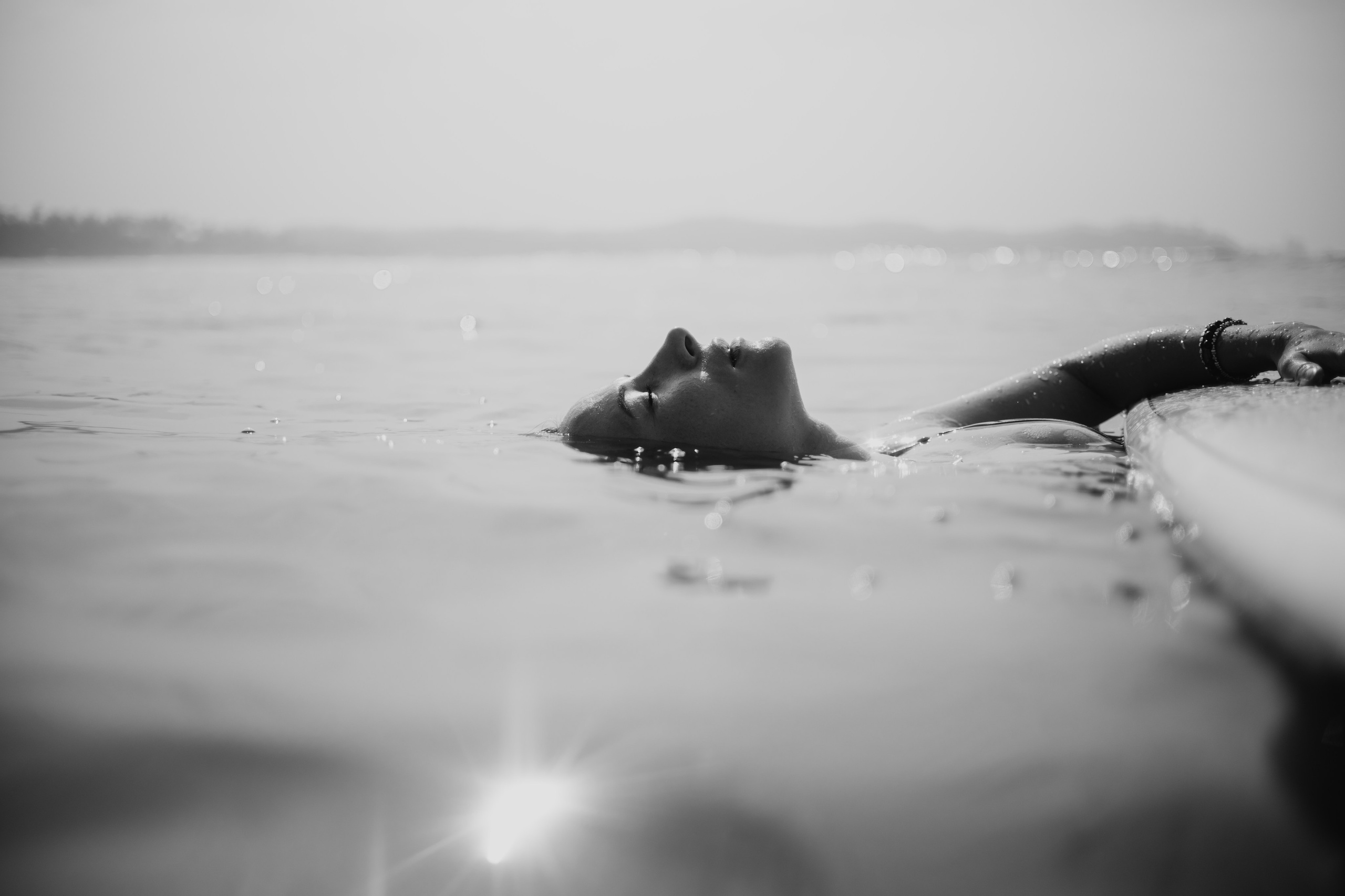 Photoshoot with a surfboard | BW