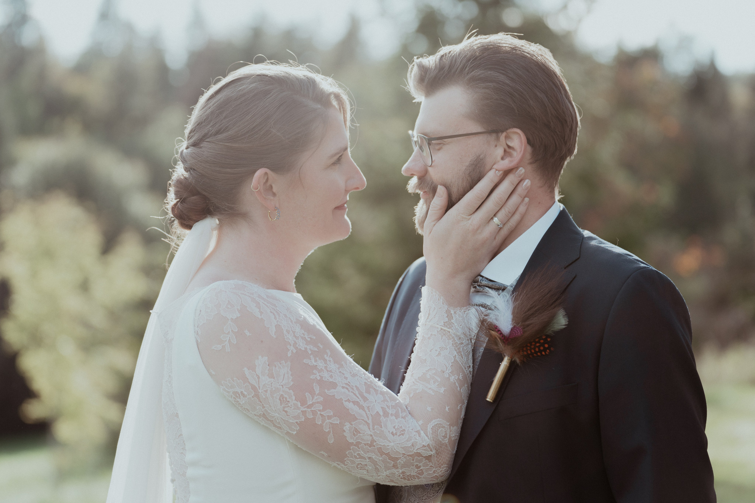 Det vakre brudeparet går ved siden av hverandre, ser og smiler til hverandre en sensommerdag