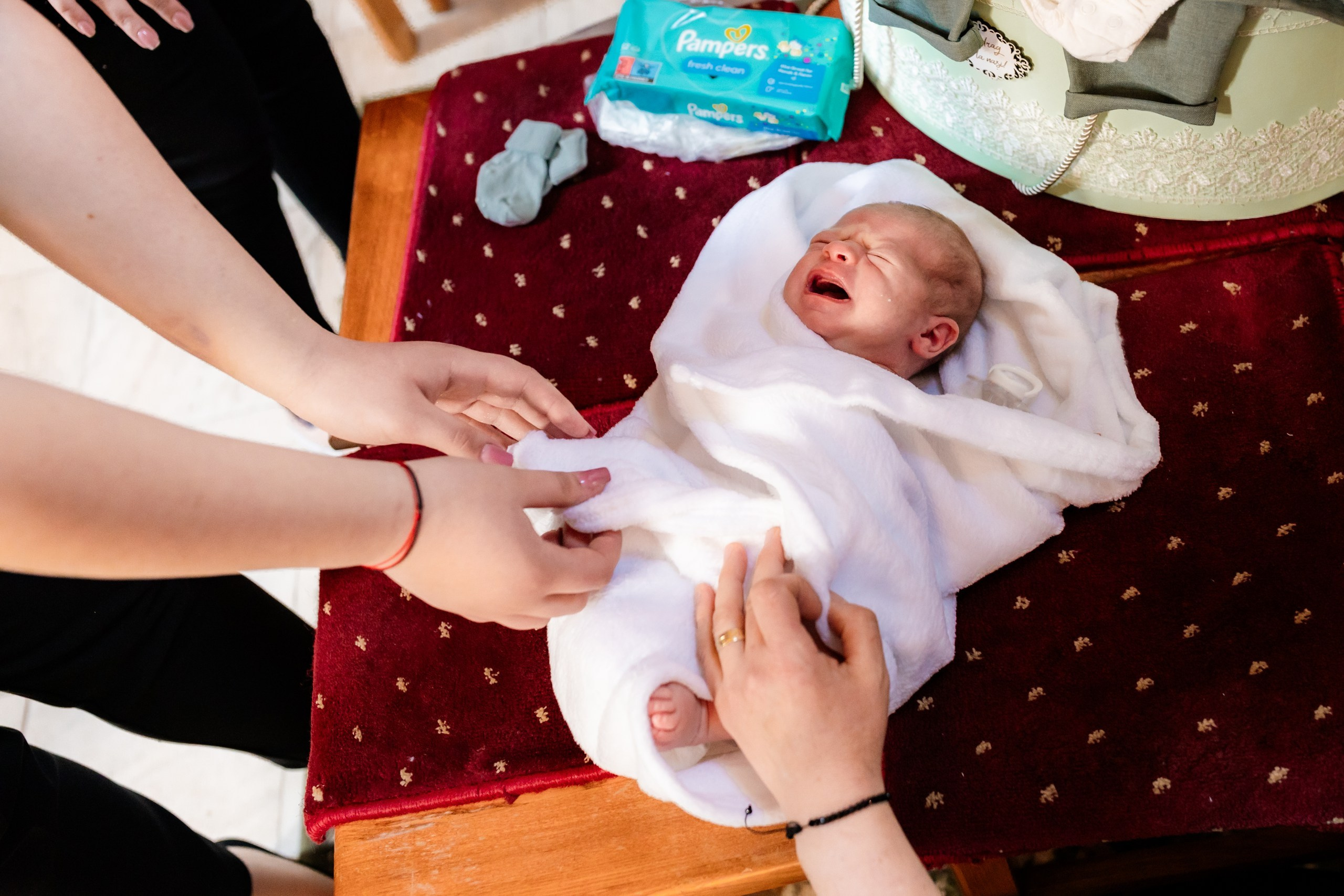 - Preotul ținându-l pe micuțul Mathias Gabriel la botez, în biserica Înălțarea Domnului, Copălău  - Detalii de la botezul lui Mathias – lumânare, trusou și icoană  - Familia lui Mathias Gabriel alături de micuț, în ziua botezului  - Portret emoționant cu mama și bebelușul în brațe, în biserică,fotograf profesionist evenimente Botoșani, Iași, Suceava, Fălticeni, Bacău, Pașcani, Roman - AlinoFotoStudio by Alin Chirilă - servicii foto nuntă, botez, cununie, ședințe foto creative, albume personalizate, fotografii emoționante și calitative pentru cele mai importante momente din viață,fotograf nuntă Botoșani Alin Chirilă,  ședință foto botez Iași - AlinoFotoStudio,  servicii fotograf profesionist evenimente Suceava,  fotograf cununie civilă Fălticeni - Alin Chirilă,  album foto nuntă personalizat Bacău.“Bebeluș botezat în biserică, ținut în brațe de nași”	•	“Detaliu cu lumânarea de botez decorată cu flori albe”	•	“Părinți emoționați alături de copilul lor la ceremonia de botez”	•	“Masa festivă de botez cu decor tematic și tort personalizat”	•	“Momentul în care preotul toarnă apă sfințită pe fruntea bebelușului”	“Bebeluș în rochie albă de botez, zâmbind în brațele mamei”	•	“Detaliu cu cruciulița de botez așezată pe o pernă de satin”	•	“Părinți și nași aprinzând lumânările în timpul ceremoniei de botez”	•	“Tort de botez decorat cu figurine tematice și numele copilului”	•	“Copil botezat dormind liniștit în pătuțul decorat festiv”	•	“Momentul în care preotul binecuvântează copilul în fața altarului”	•	“Invitați adunându-se în jurul mesei festive la petrecerea de botez”	•	“Bebeluș ținând în mână o jucărie personalizată primită la botez”	•	“Familie fericită pozând împreună după ceremonia de botez”	•	“Decor tematic cu baloane și flori la locația petrecerii de botez” fotograf Botoșani fotograf evenimente fotograf botez Alin Chirila fotograf alinofotostudio.fotograf botez Amelis Maria, fotografie botez Botoșani, fotograf Alin Chirilă, amintiri botez, fotografii botez, botez Amelis Maria, fotograf copii, fotografie botez în Botoșani,