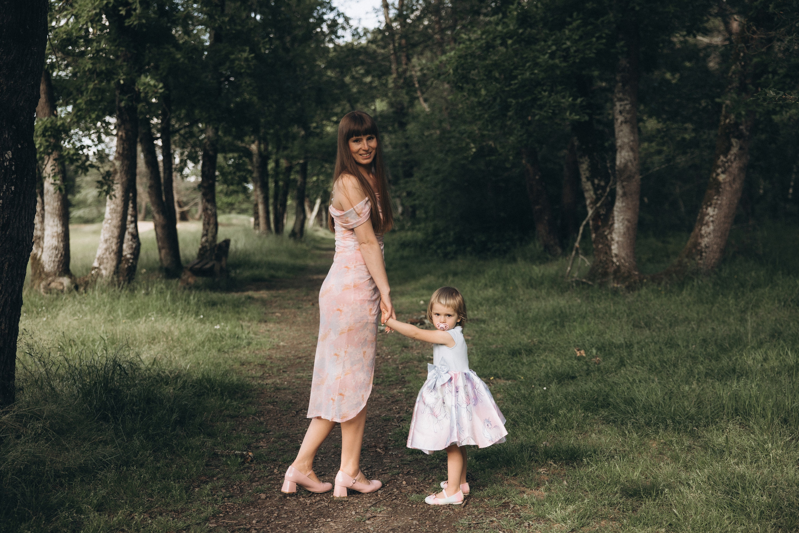 Séance photo en famille Forêt de Bouconne. Eugénie Smirnova — photographe à Toulouse et dans le sud-ouest de la France