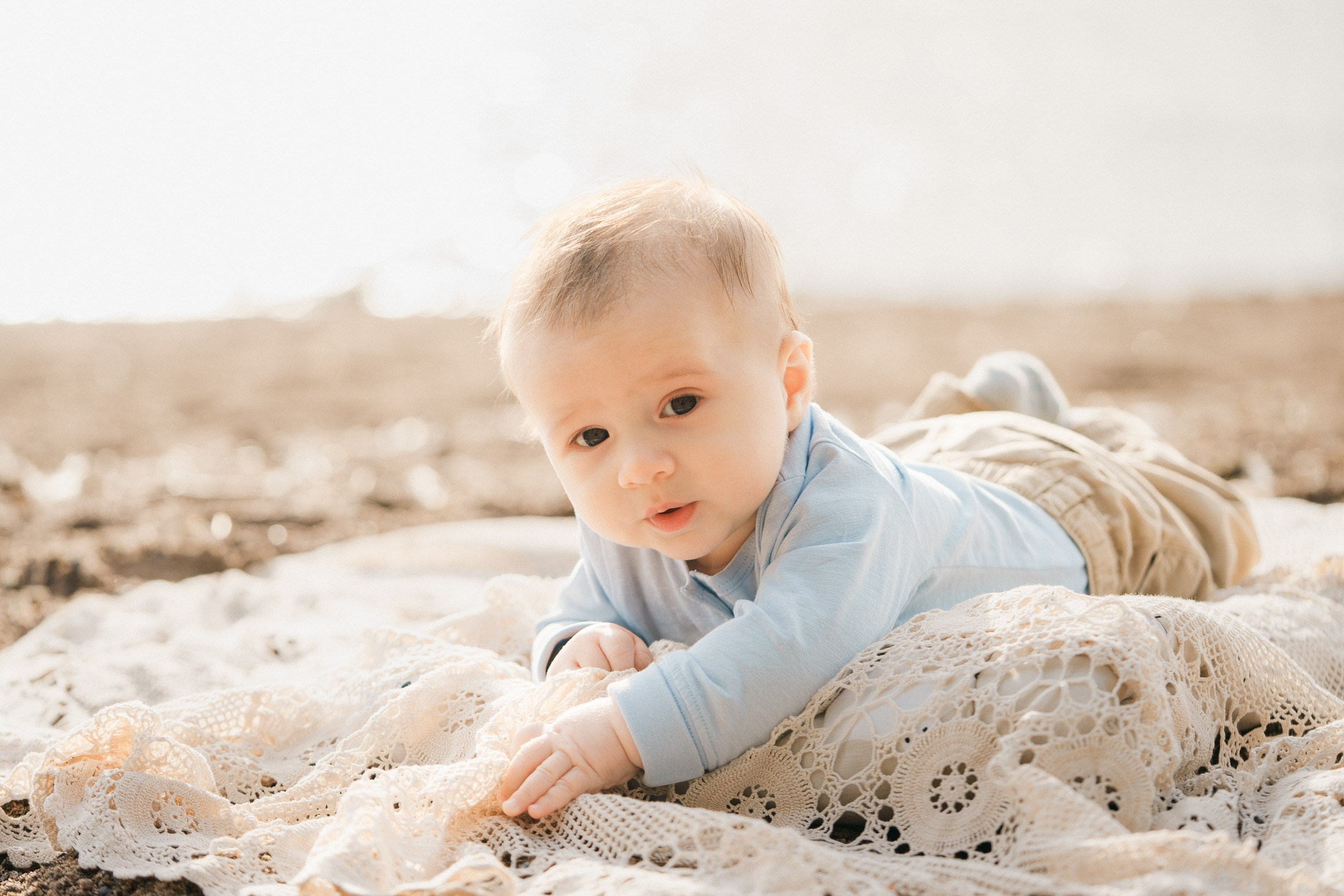 Perhekuvaus Munkkiniemen rannalla – aurinko sateen jälkeen