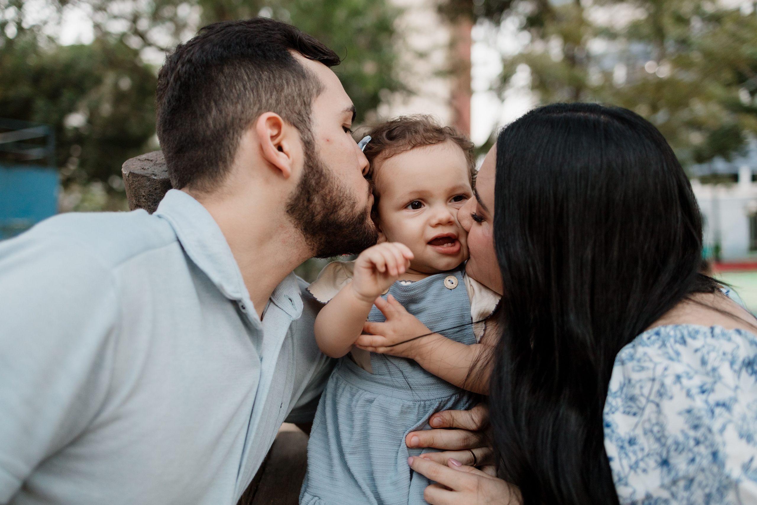 Bebê de 1 ano interagindo com os pais no parque