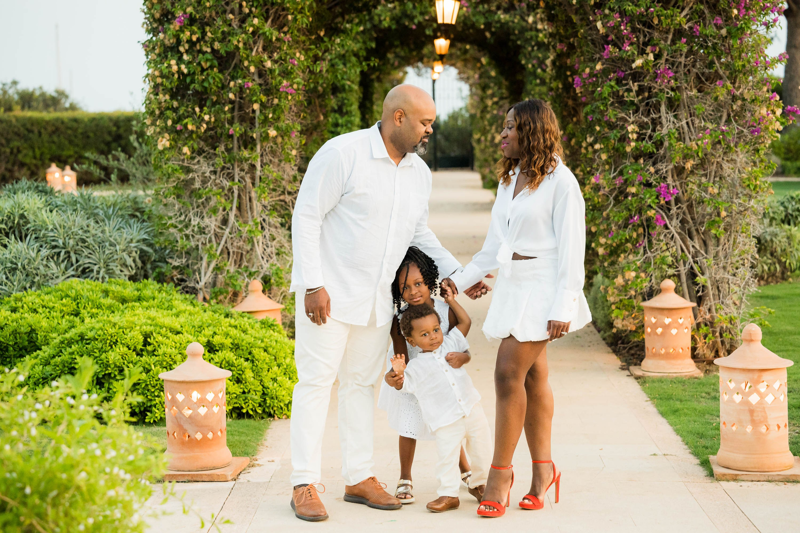 St. Regis Mardavall Bouganvilla als Kulisse für Familienporträts