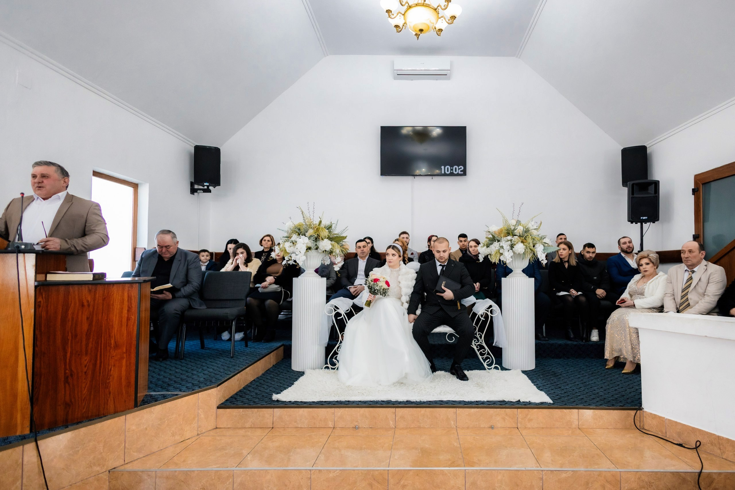 Fotograf nuntă Târgu Neamț – Samuel și Roxana, fotografie autentică realizată de AlinoFotoStudio 2. Fotograf nuntă Iași, Bacău, Suceava și Botoșani – Alin Chirilă surprinzând momente reale de nuntă 3. Fotografie de nuntă cu emoție și credință – AlinoFotoStudio, fotograf povestitor 4. Fotograf profesionist nuntă în Moldova – cadre naturale și pline de emoție 5. Alin Chirilă fotograf nuntă – poveste reală surprinsă prin fotografie 6. Fotograf nuntă cu stil documentar – momente autentice din ziua nunții Pregătiri mireasă acasă – fotografie naturală realizată de Alin Chirilă fotograf nuntă 8. Detalii din ziua nunții – fotograf nuntă Iași și Botoșani, AlinoFotoStudio 9. Emoții din dimineața nunții – fotograf profesionist Moldova 10. Cadre autentice din pregătiri – fotograf nuntă Suceava și Bacău Ceremonie religioasă nuntă – moment emoționant surprins de fotograf Alin Chirilă 12. Nuntă cu valori creștine – fotografie din biserică realizată cu discreție 13. Rugăciune și emoție în ziua nunții – fotograf nuntă Târgu Neamț 14. Legământ în fața lui Dumnezeu – fotografie de nuntă autentică 15. Fotograf nuntă biserică – momente sincere și pline de semnificație Petrecere de nuntă – cadre naturale realizate de AlinoFotoStudio 17. Bucurie și dans la nuntă – fotograf nuntă Iași și împrejurimi 18. Momente autentice de la restaurant – fotograf nuntă Bacău Suceava 19. Atmosferă de nuntă surprinsă discret – Alin Chirilă fotograf -AlinoFotoStudio – fotograf nuntă cu abordare naturală și emoțională 21. Alin Chirilă fotograf – povestitor prin fotografie de nuntă 22. Fotograf nuntă în Moldova – stil documentar și autentic 23. Fotografie de nuntă sinceră și elegantă – AlinoFotoStudio- Fotograf nuntă Iași Bacău Suceava Botoșani – Alin Chirilă AlinoFotoStudio 26. Fotograf nuntă Târgu Neamț și Moldova – fotografie profesională de eveniment 27. Fotograf nuntă cu valori creștine și stil documentar – AlinoFotoStudio - Alin Chirilă – AlinoFotoStudio Fotograf nuntă Iași • Bacău • Suceava • Botoșani - Samuel & Roxana, Târgu Neamț -Momente reale, trăite sincer și păstrate pentru totdeauna.