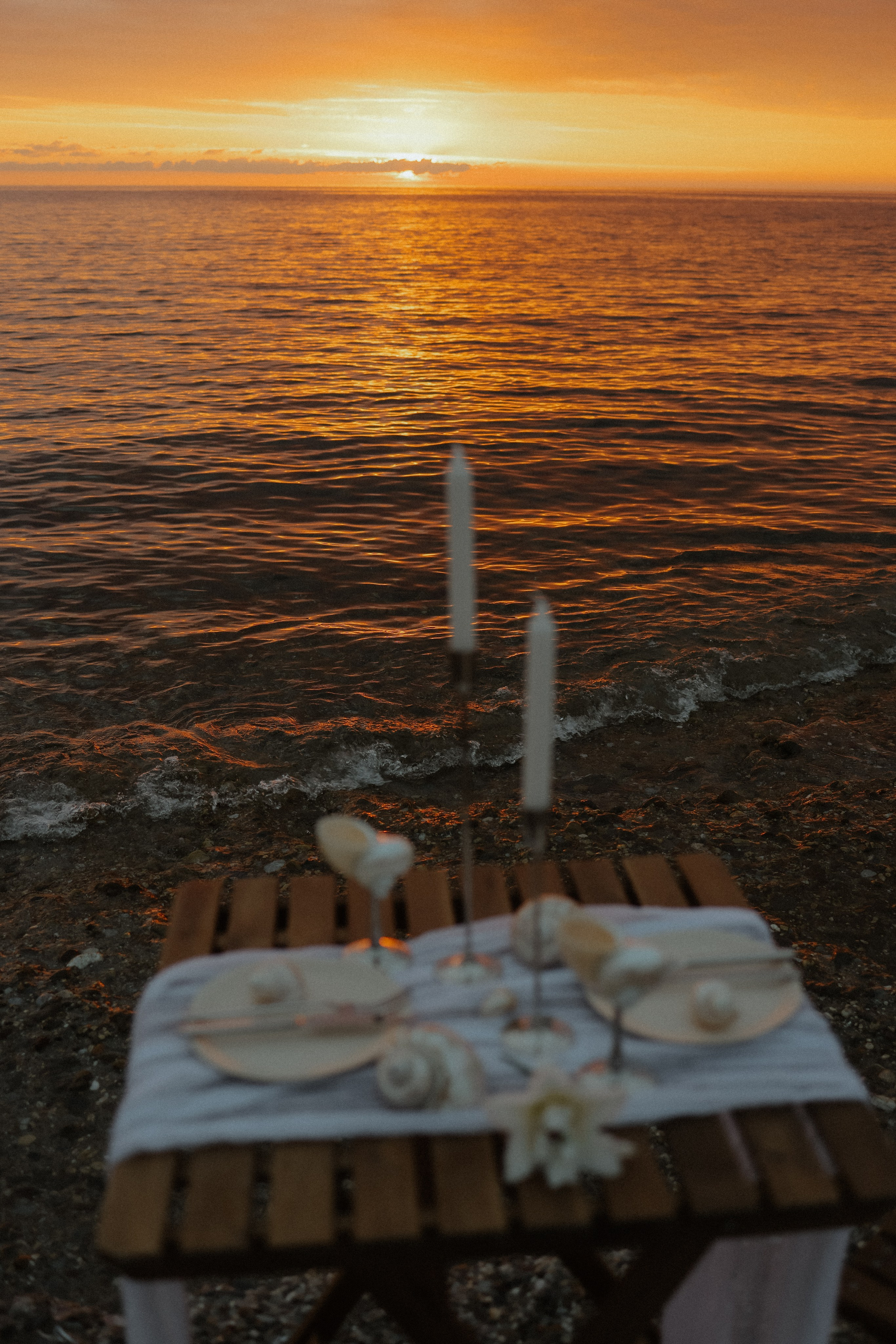 Романтический ужин на двоих у моря в Турции. Оформление стола со свечами, нежными тканями и цветами на фоне заката. Идеально для свиданий, свадебных фотосессий и особых моментов.