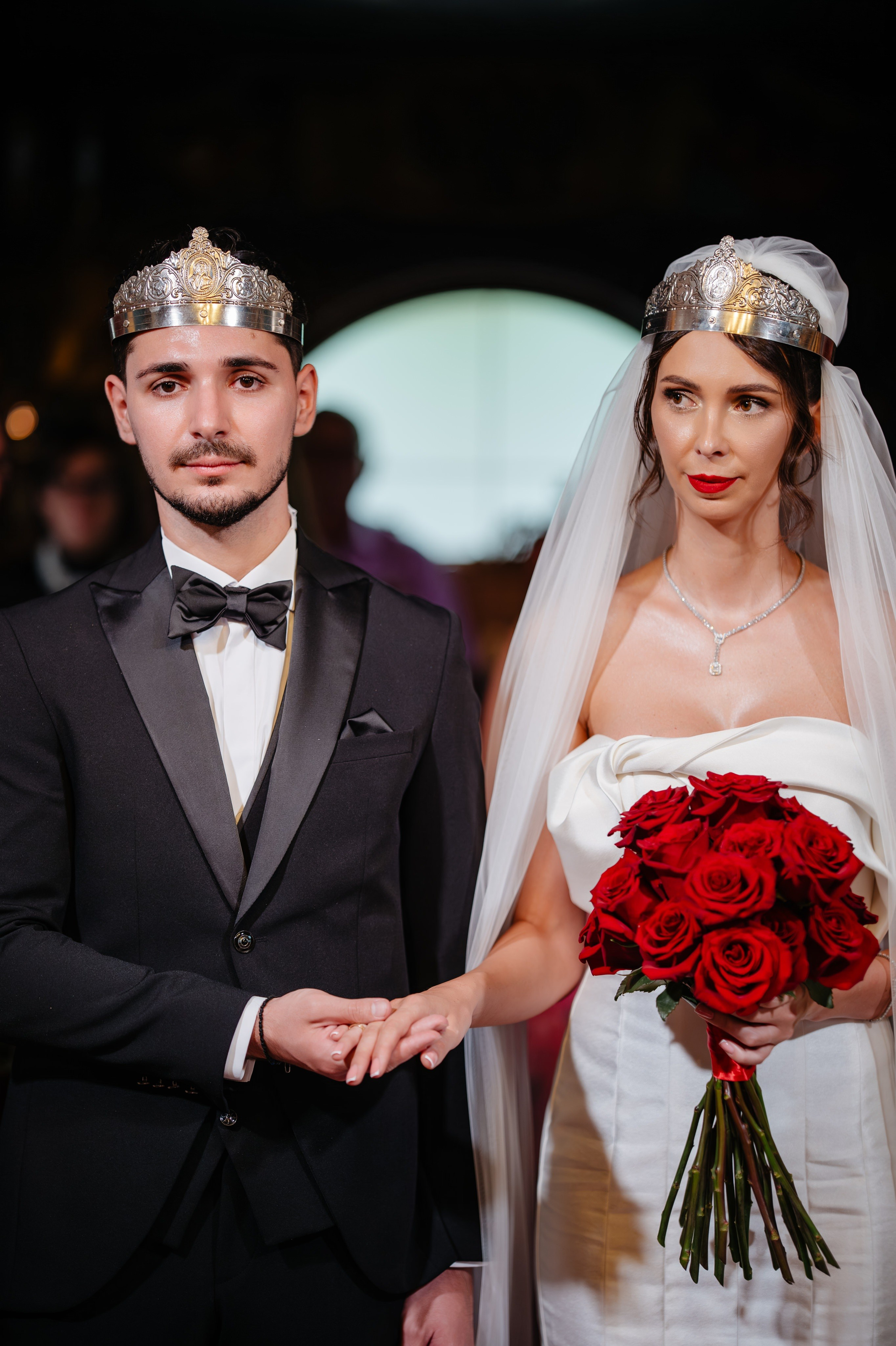 Portret cu mirii purtând coroanele de cununie, ceremonie religioasă Bacău.