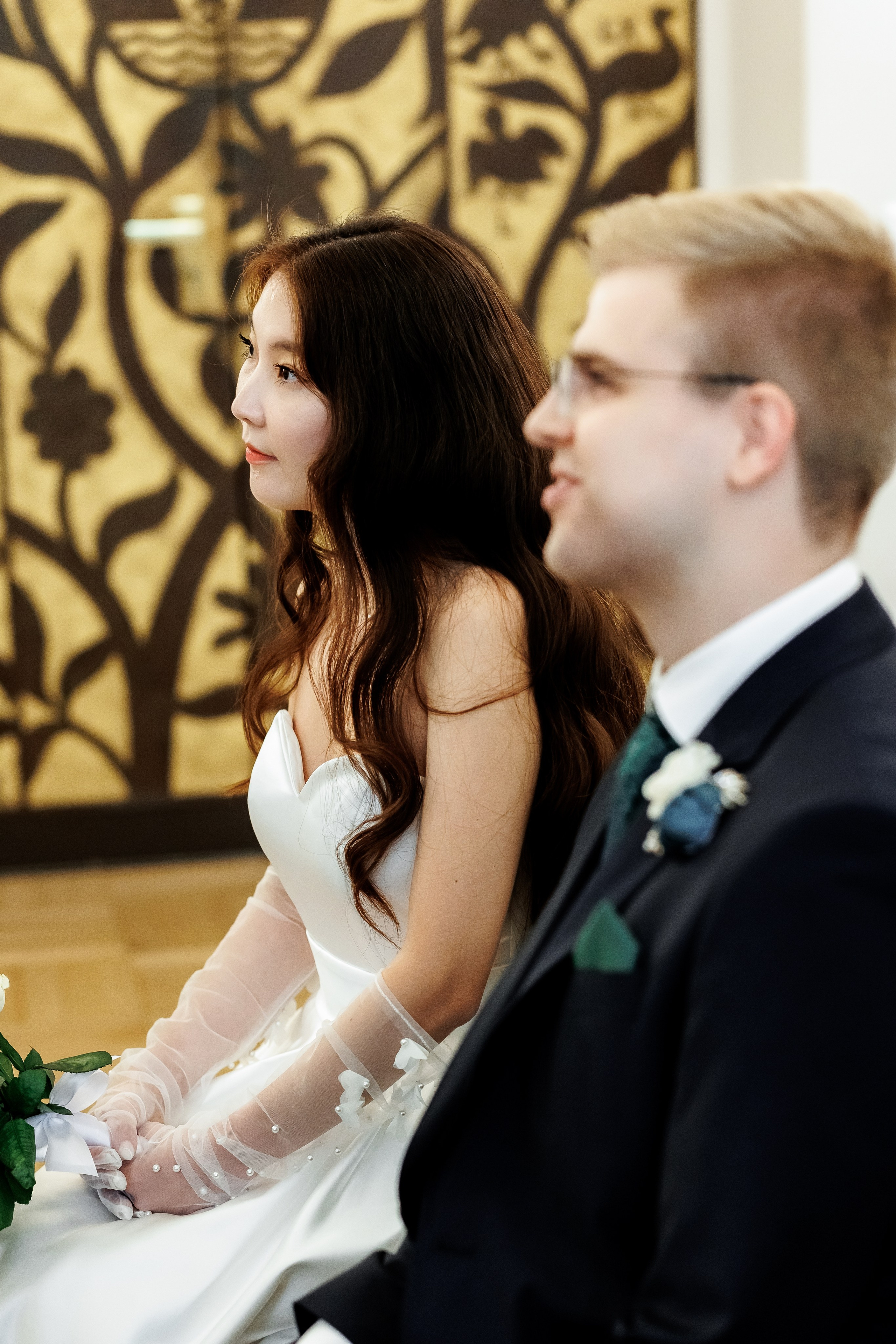 Eine intime Feier vor der großen Hochzeit: Solongo und Victor im Standesamt Spandau. Hochzeitsfotografie in Berlin Nataliia Schütze