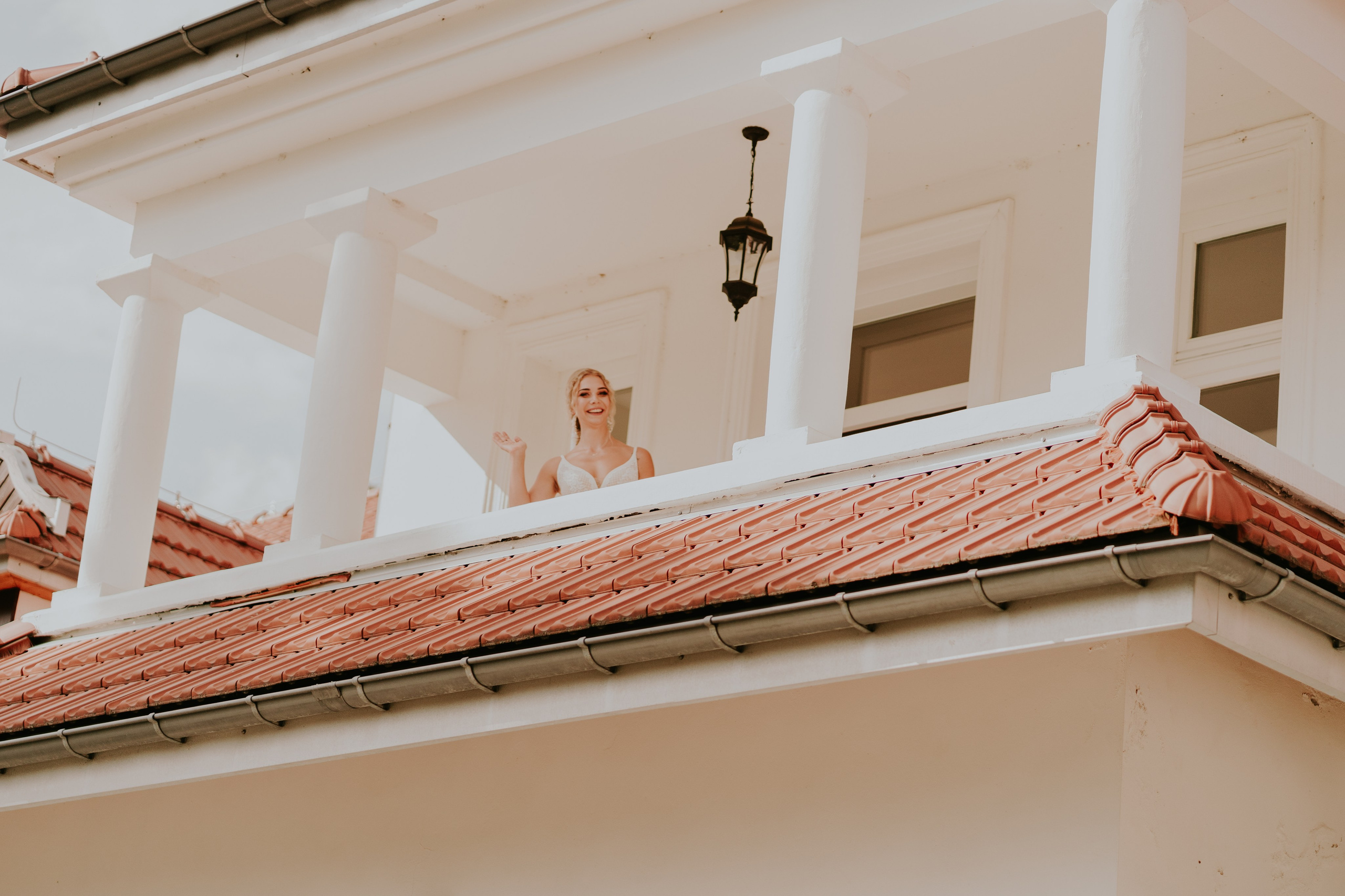 Dwór Wierzbno: plenerowy ślub pod wierzbą. Karkowskafoto - fotografia miłości