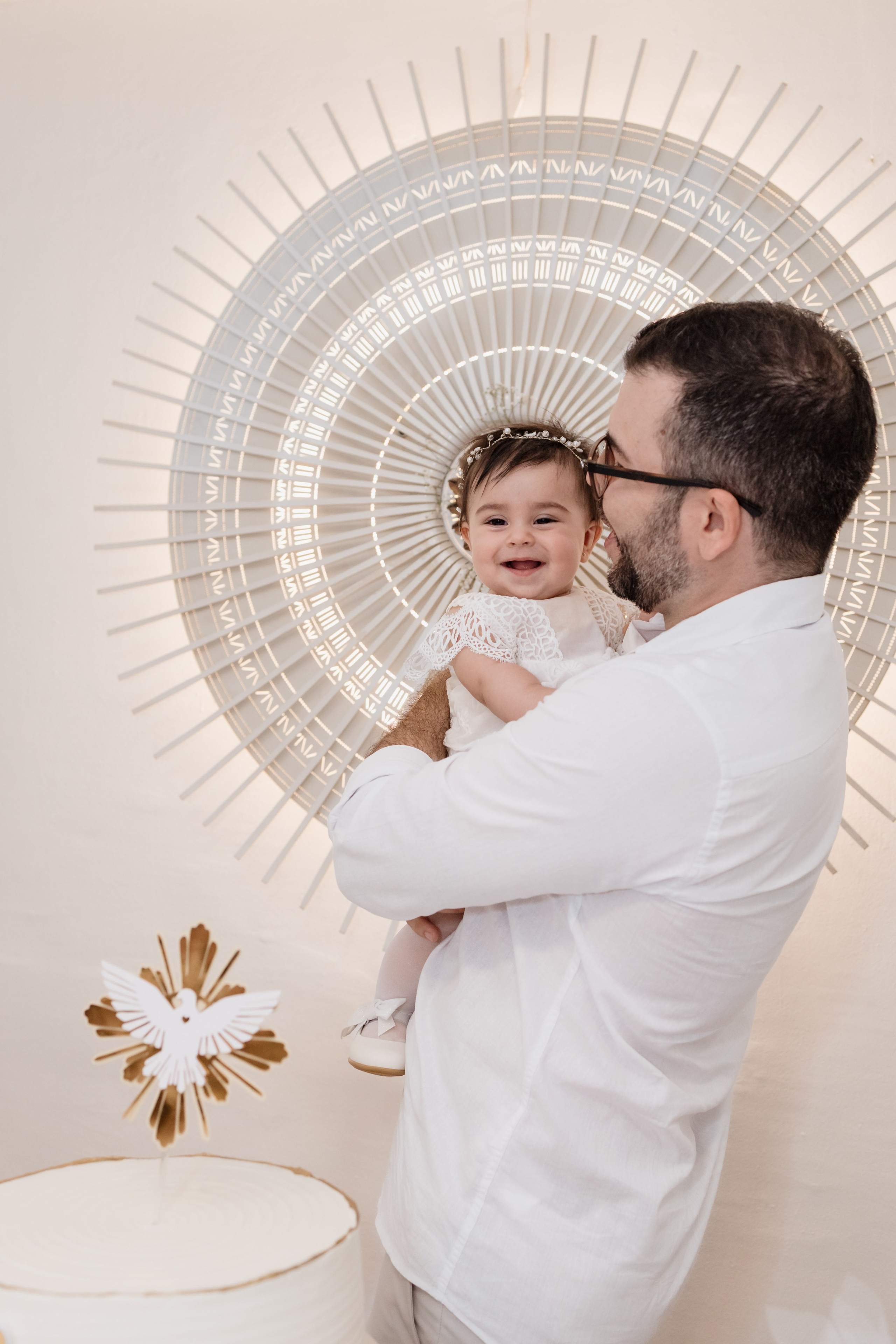 Pai com a bebê durante a confraternização