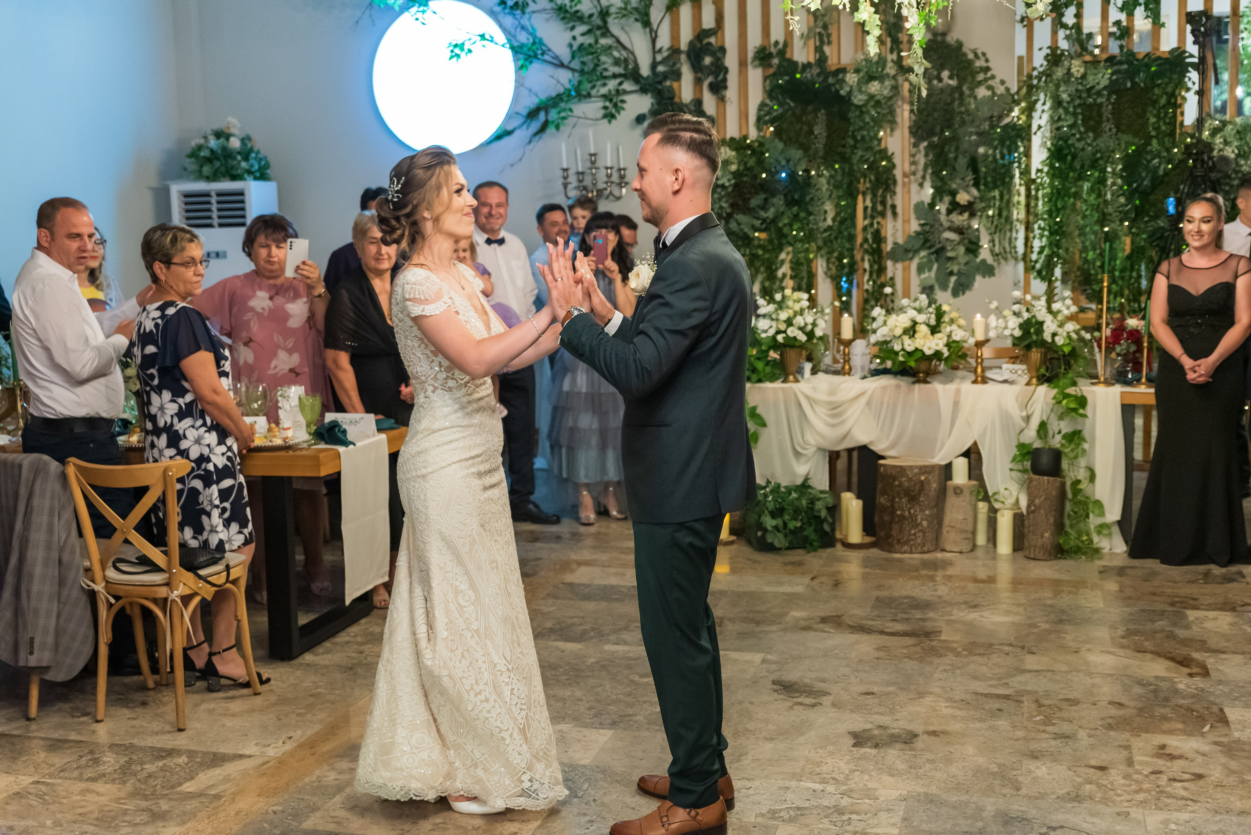 Locație de nuntă, fotograf nuntă, fotograf eveniment, fotograf ceremonie, fotograf petrecere, fotograf mireasă, fotograf mire, decor nunta, fotograf atmosferă, fotograf romantic, fotograf lux, fotograf elegant, fotografii unice, fotografii memorabile, fotograf România, fotograf nunta Ciresul Salbatic