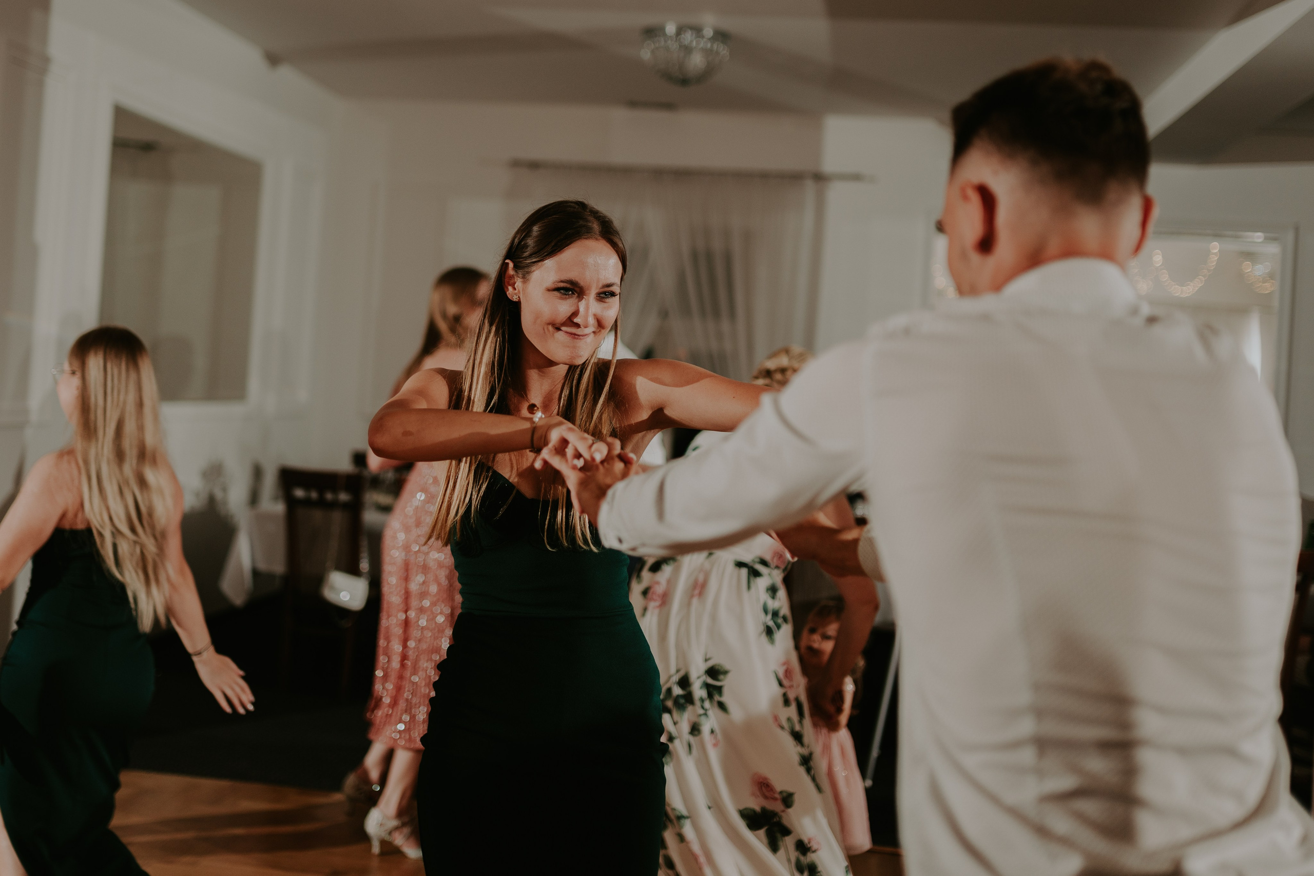 Dwór Wierzbno: plenerowy ślub pod wierzbą. Karkowskafoto - fotografia miłości