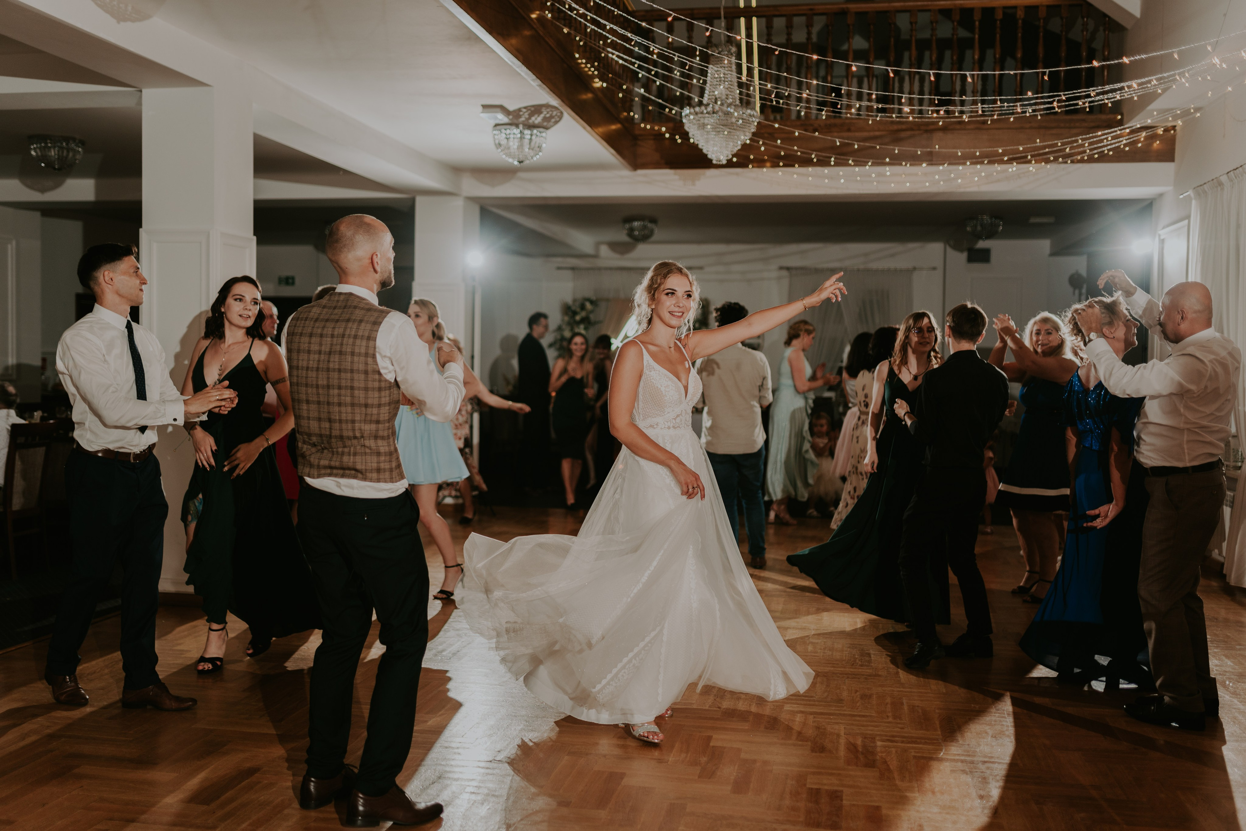 Dwór Wierzbno: plenerowy ślub pod wierzbą. Karkowskafoto - fotografia miłości