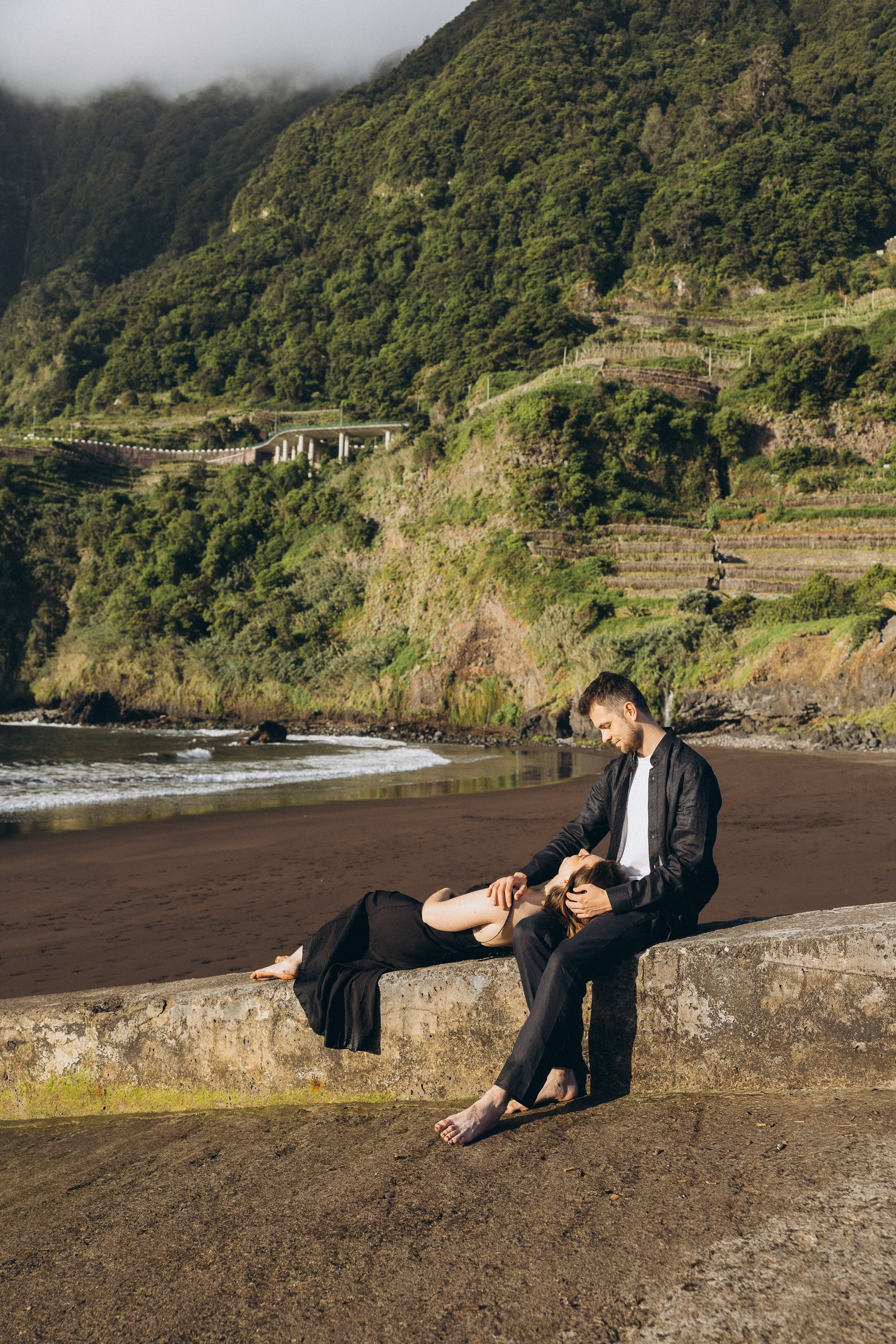Love Story at Seixal Beach, Madeira | Romantic Couple Photoshoot. Fotógrafa na Madeira para casais, pedidos de casamento, elopements e casamentos íntimos | Tatiana