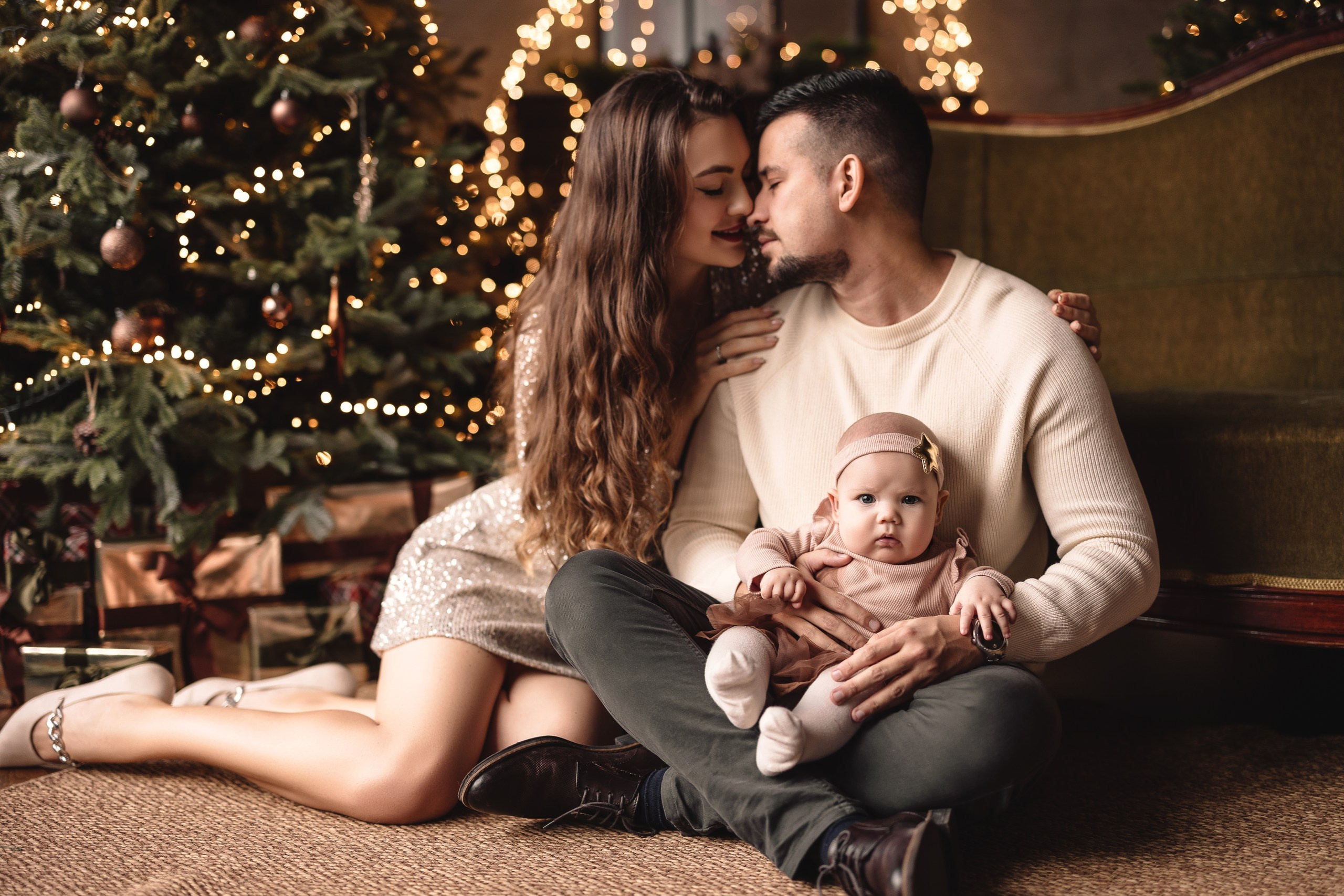 Fotostudijas Ziemassvētku Dekors – Maģiska svētku fotosesijas atmosfēra Rīgā. Fotostudija VEF Rīga