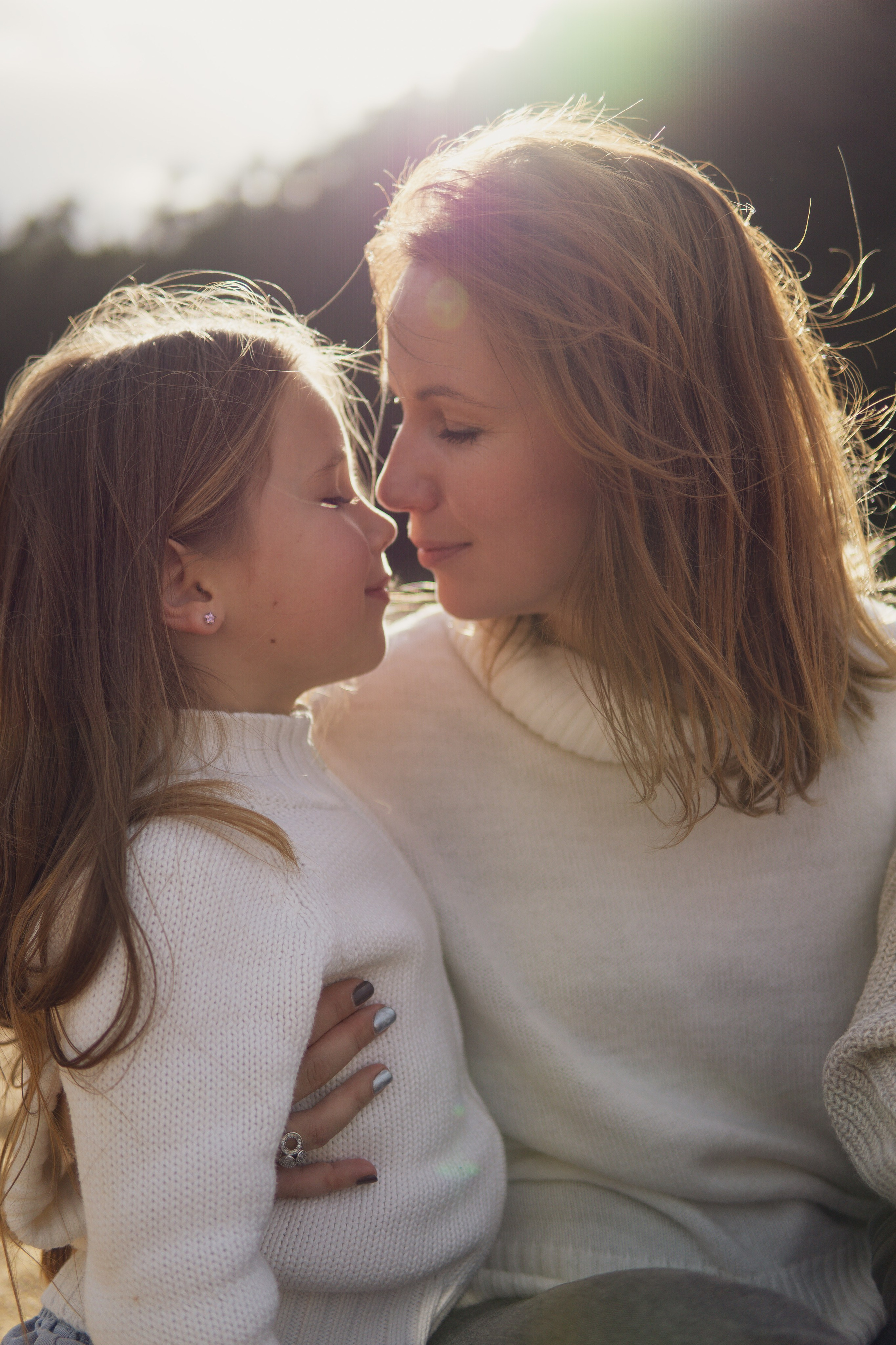 Family Beach Photo Session in Gijón, Spain — Mother and Kids at Playa de Ñora