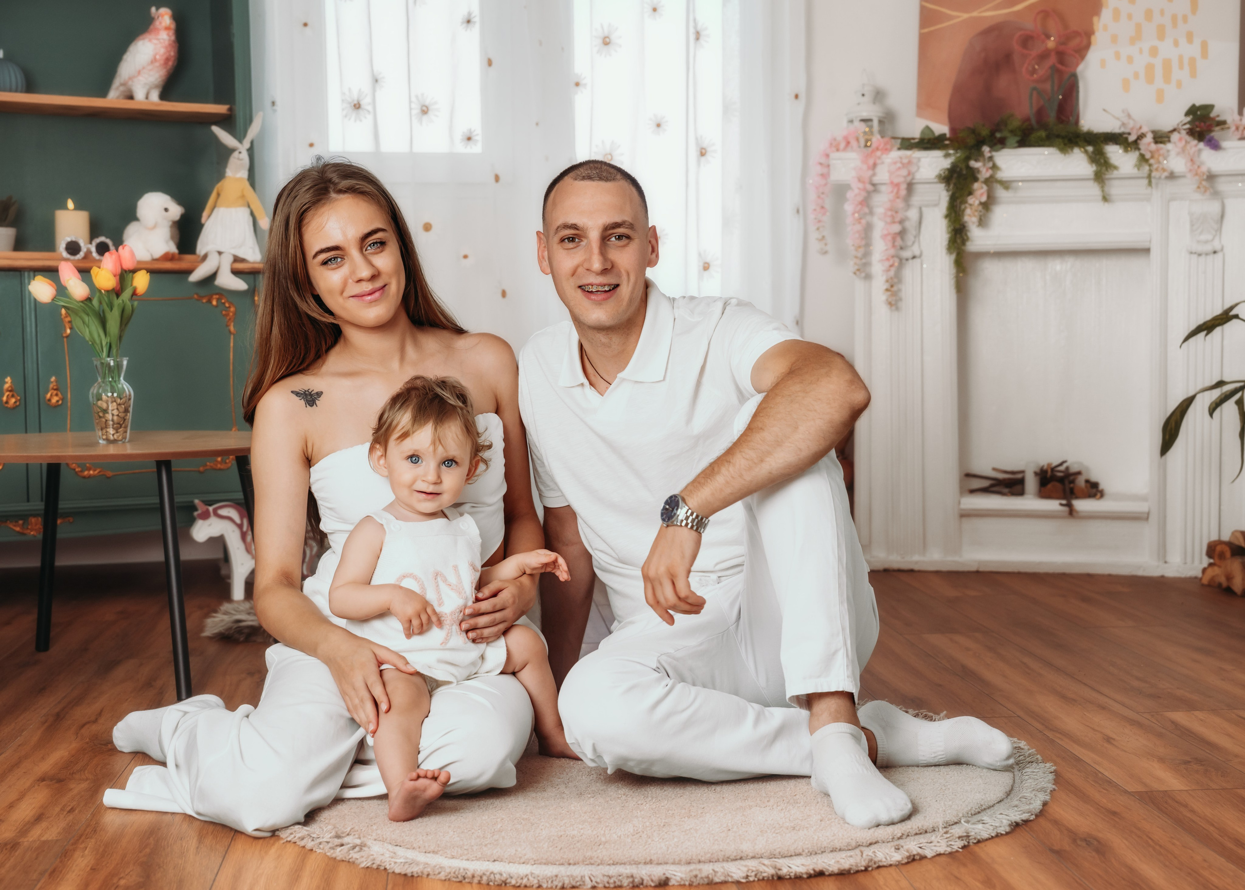 Cake smash Beograd – beba sa sestrom i bratom u scenografiji prvog rođendana