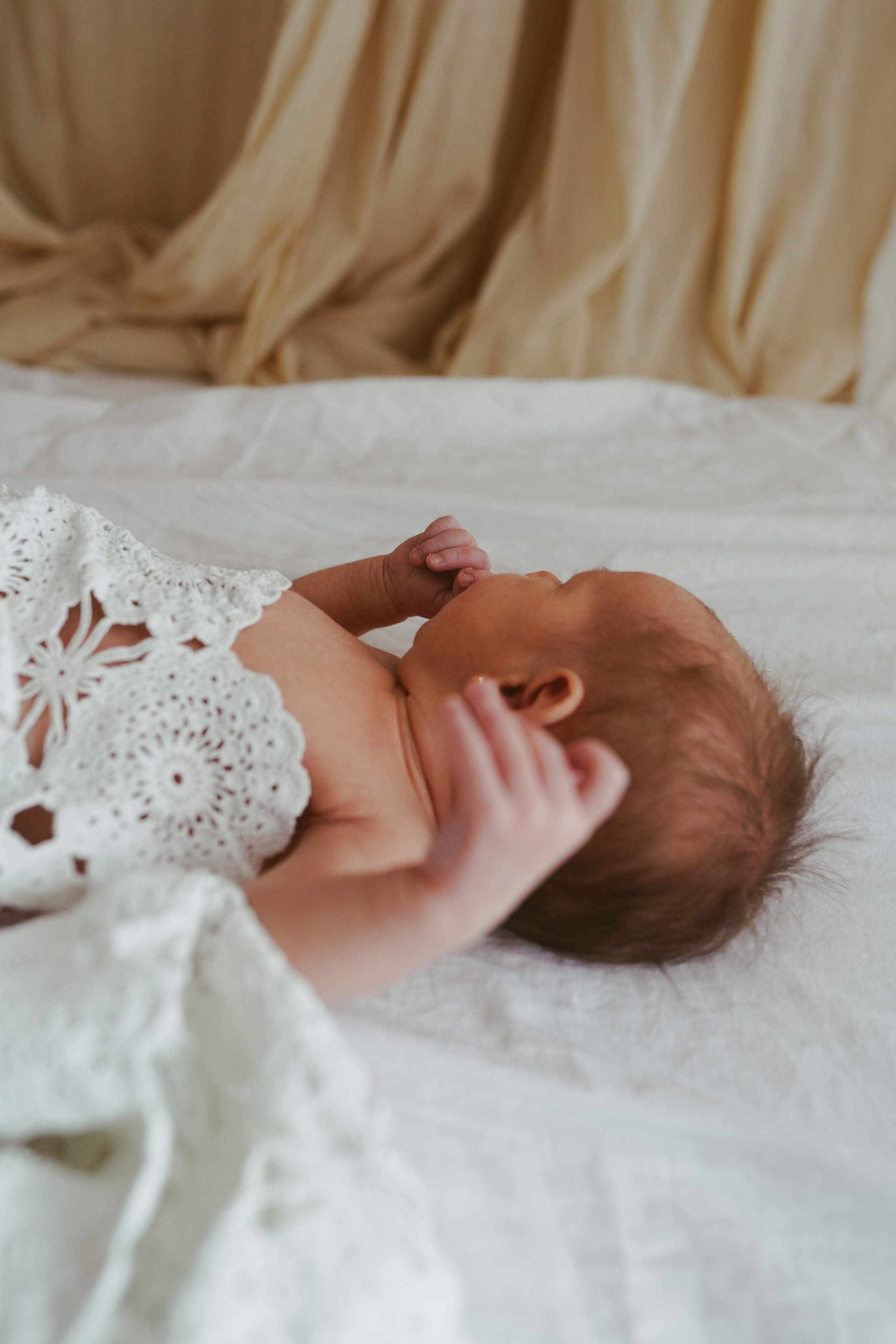 Inspira sesiune foto nou-nascut. Madalina Beda- Artist vizual, fotograf, doula la nastere, consultant babywearing Brasov si in toata tara