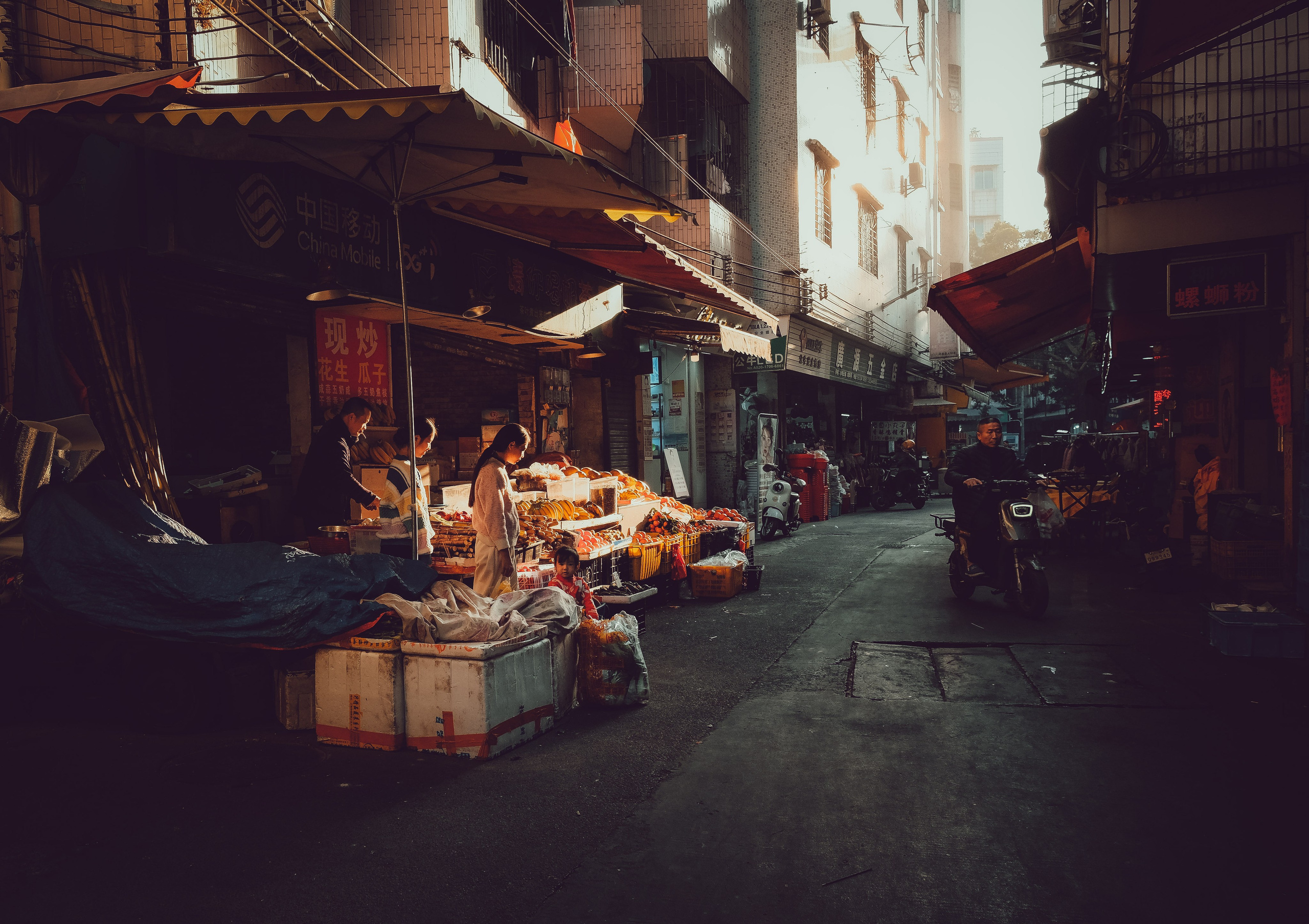 Guangzhou Street Photography | Candid Street Photography by Yukophotography | 街头摄影师广州