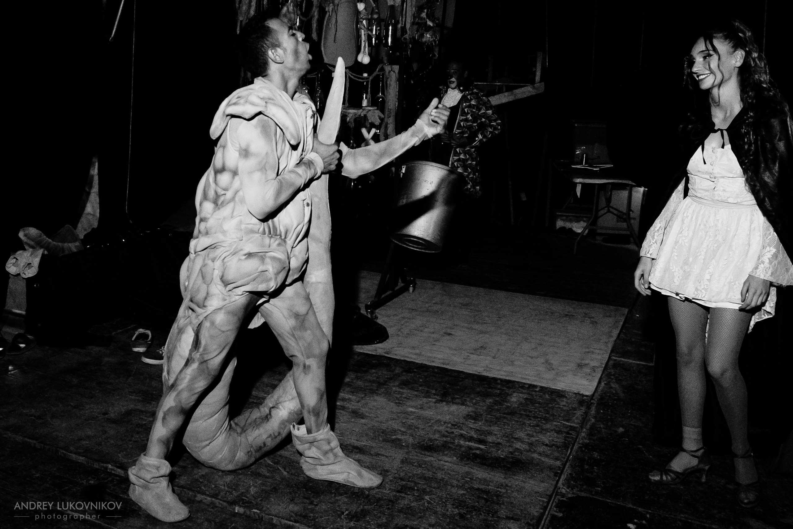 Sesión de fotos entre bastidores en El Circo Encantado: la vida de los artistas tras bambalinas