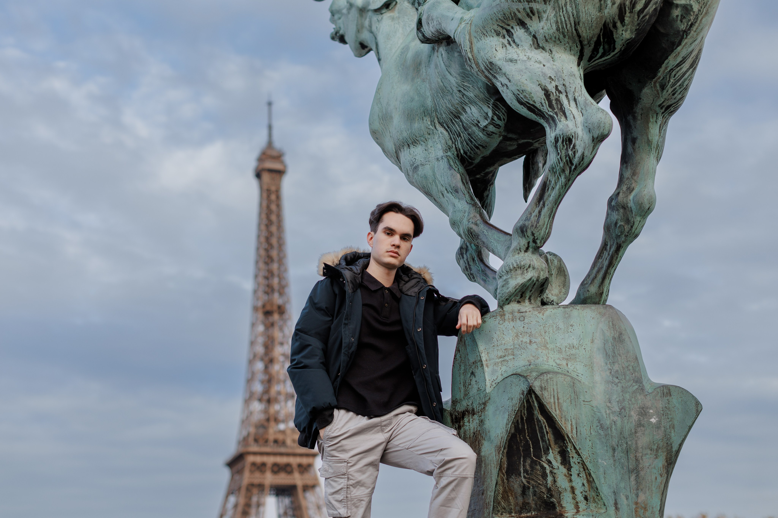 Bir-Hakeim Bridge in Paris — The Iconic Location for Luxury Proposal & Elopement Photography. Photographe à Paris