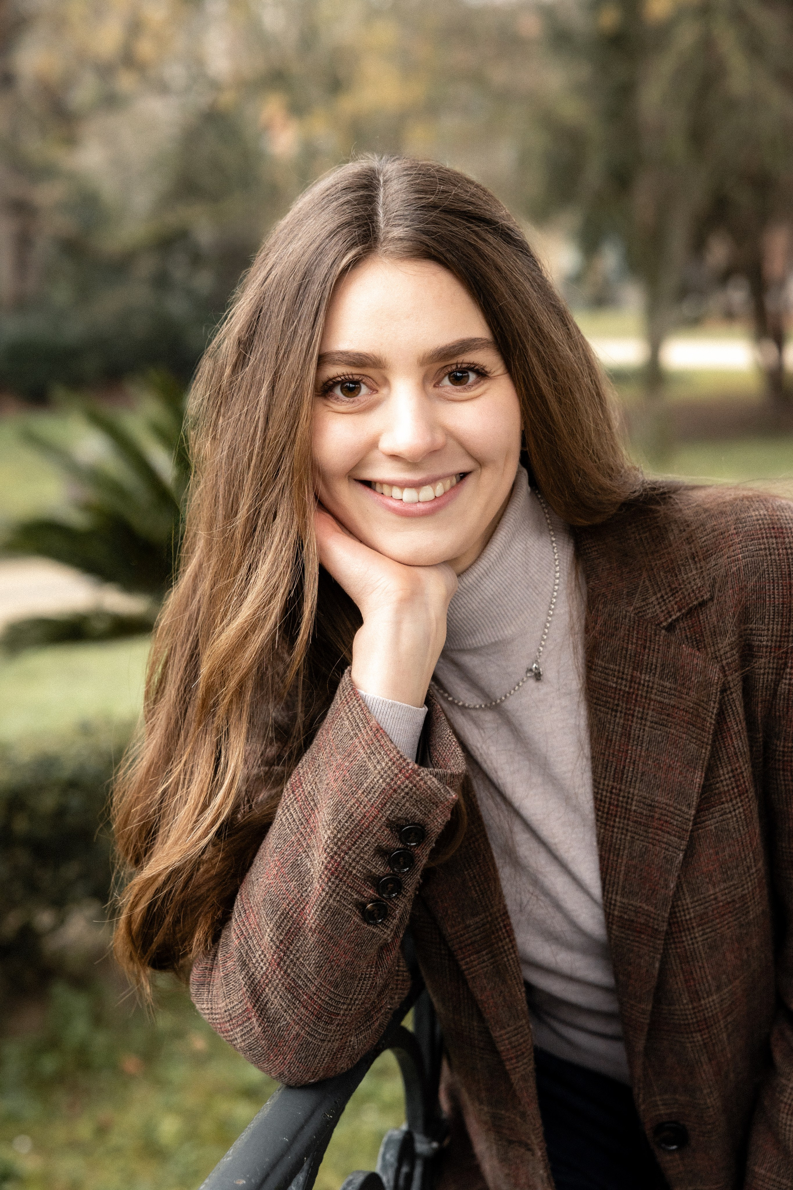 Family photoshoot with adult kids in Toulouse, Jardin des Plants. Eugénie Smirnova — your photographer in Toulouse and southwest France